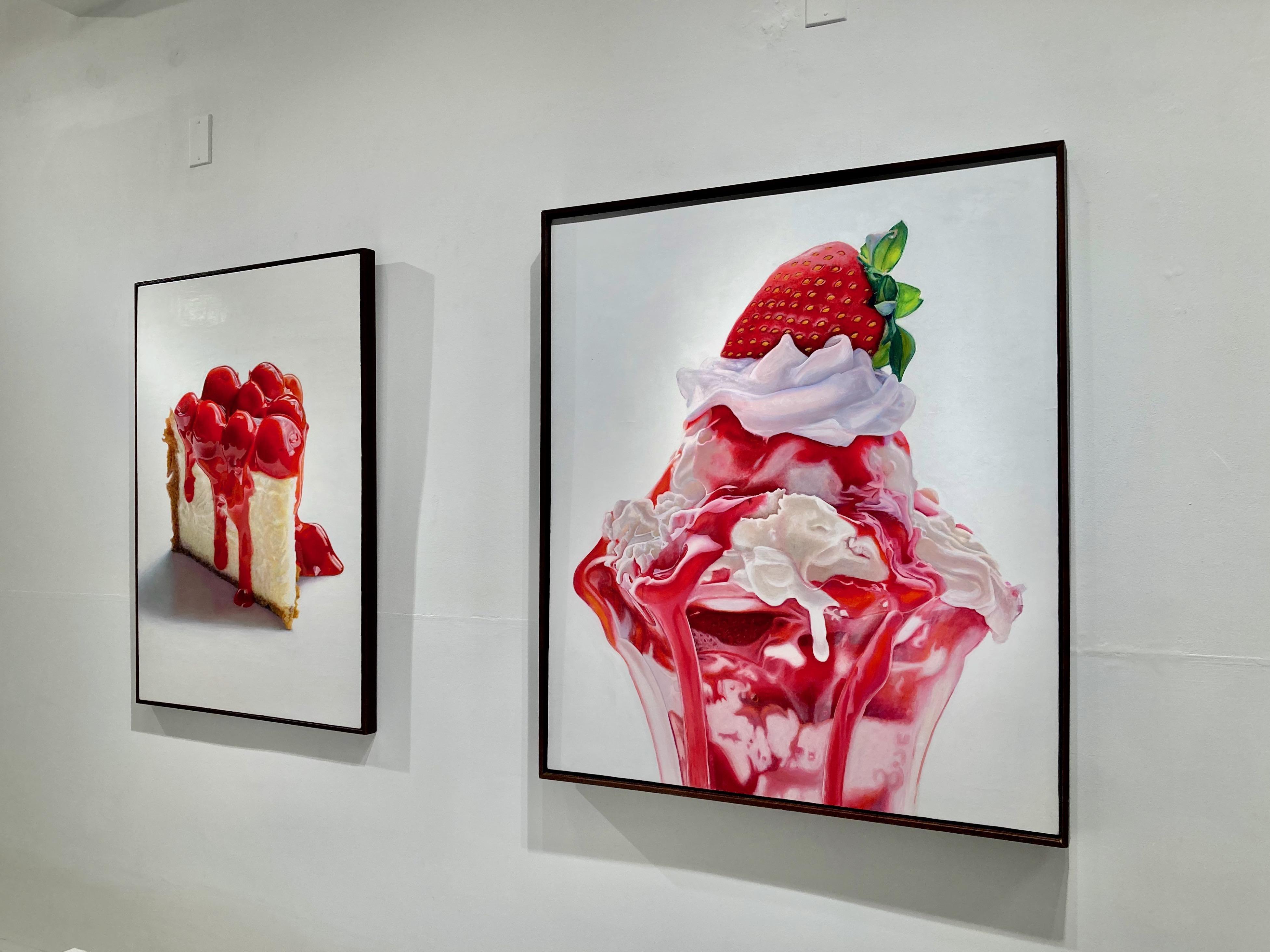 « Strawberry Sundae »  Réalisme photographique délicat de la photo de Vanilla Cream & Whipped Cream   - Photoréalisme Painting par Mary Ellen Johnson