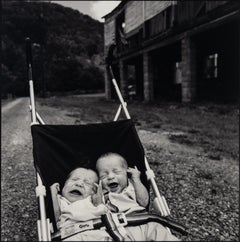 Les jumeaux en pleurs. Middleboro, KY, photographie documentaire contemporaine en noir et blanc