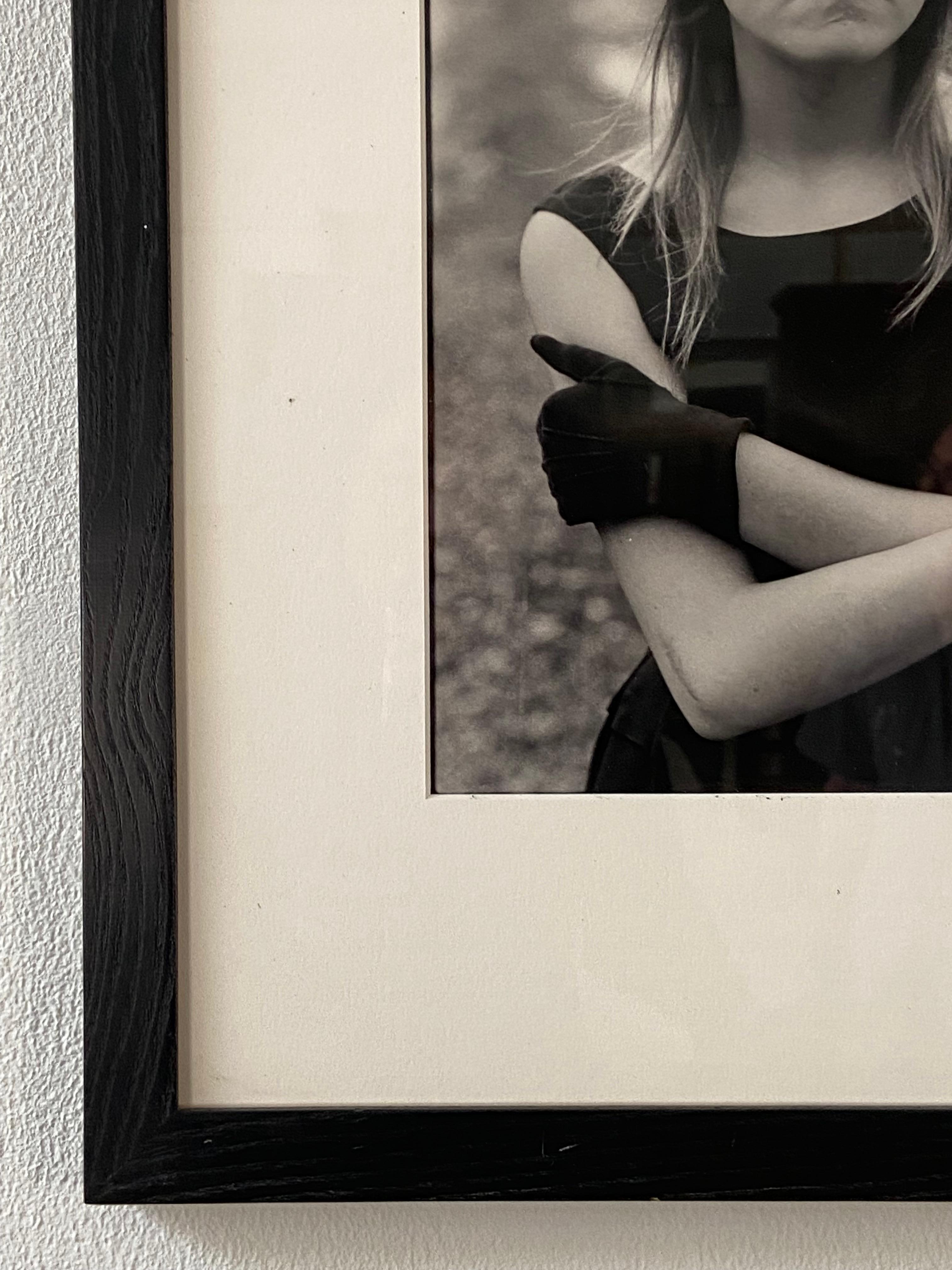 Mary Ellen Mark
Tiny in ihrem Halloween-Kostüm
13,25 x 8,75 Zoll  (33.7 x 22.2 cm)
signiert auf der Rückseite des Blattes