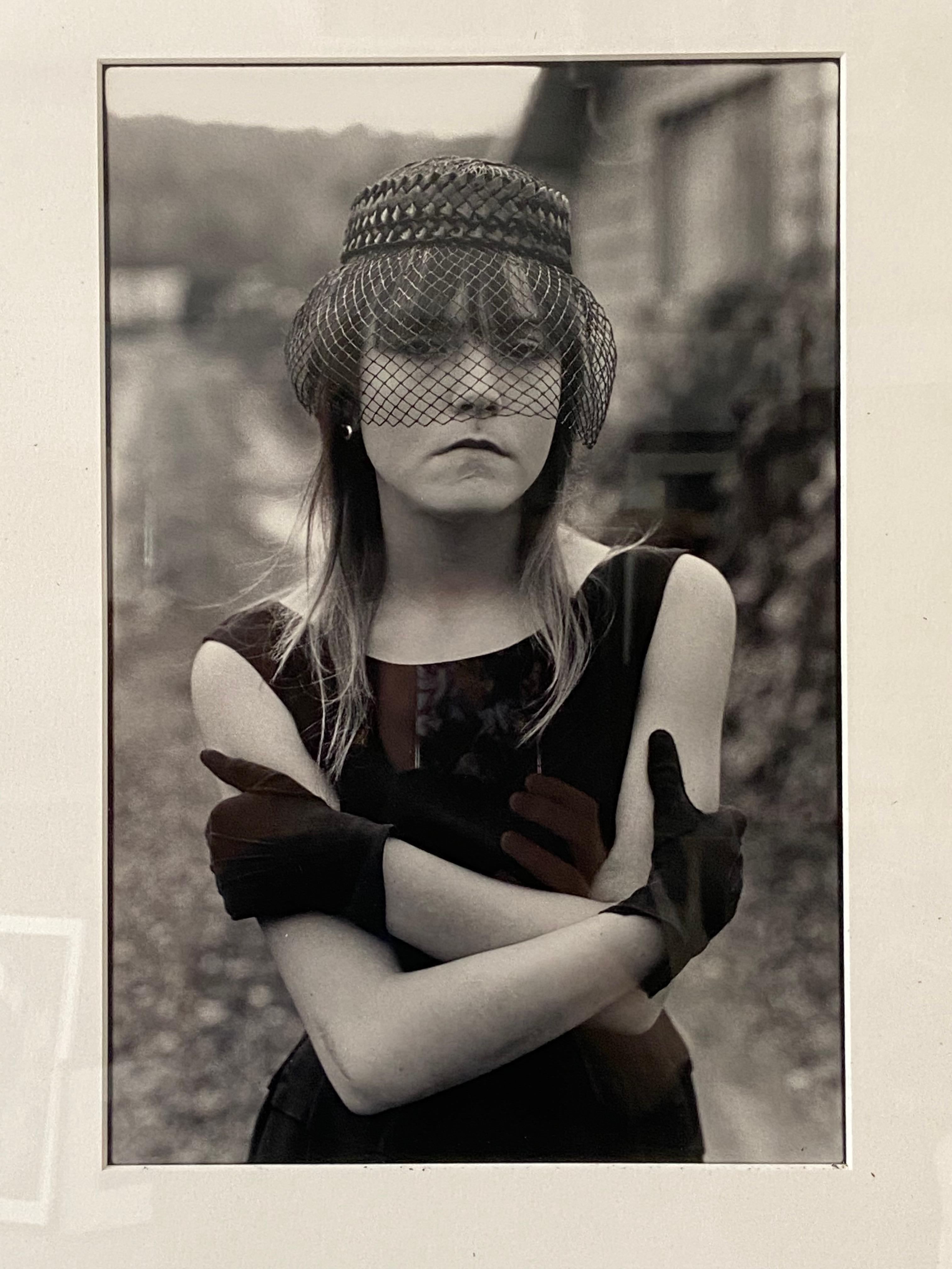 Mary Ellen Mark  Portrait Photograph – Tiny in ihrem Halloween-Kostüm
