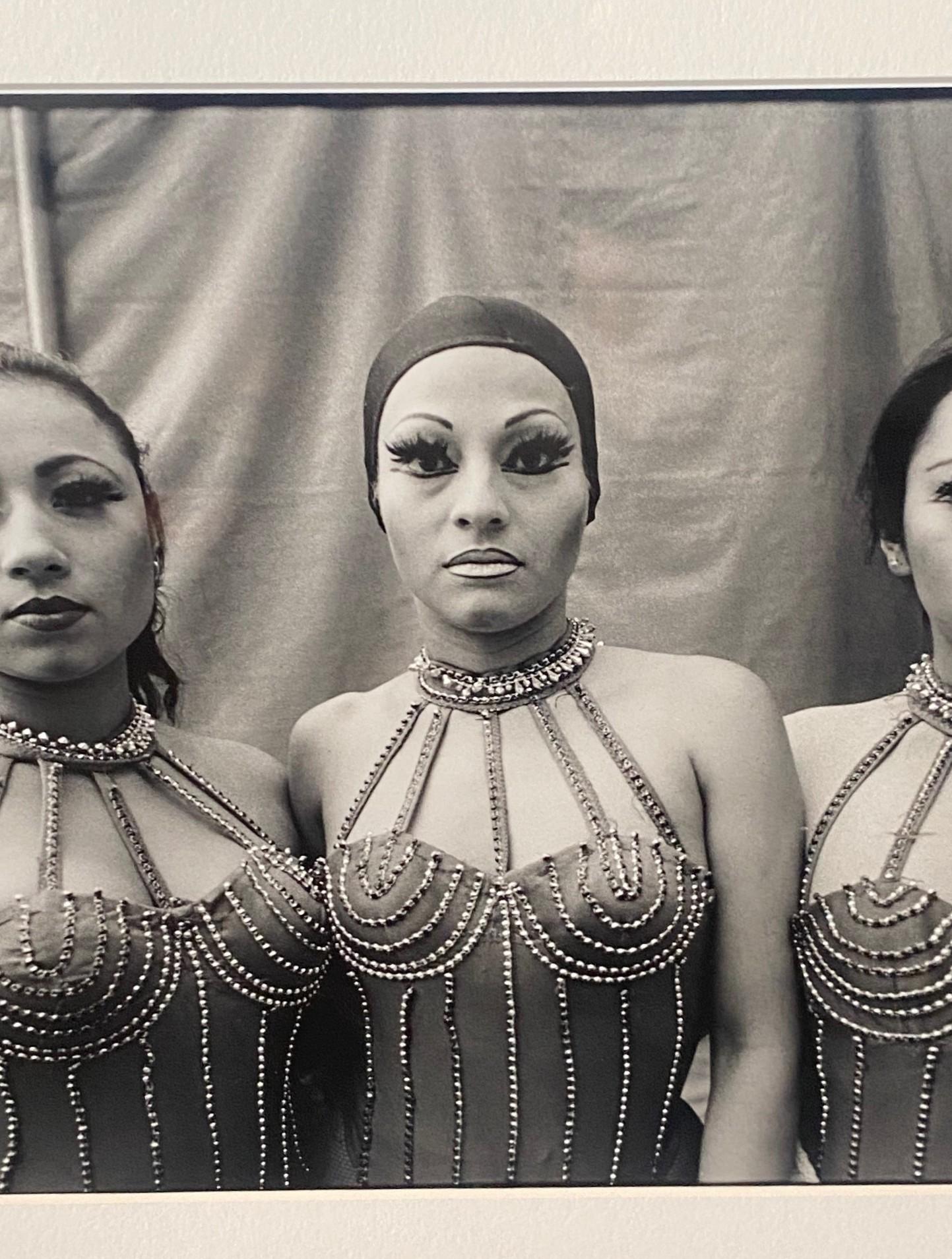 Mary Ellen Mark Signed Silver Gelatin Black & White Photograph Mexican Circus In Good Condition For Sale In Studio City, CA