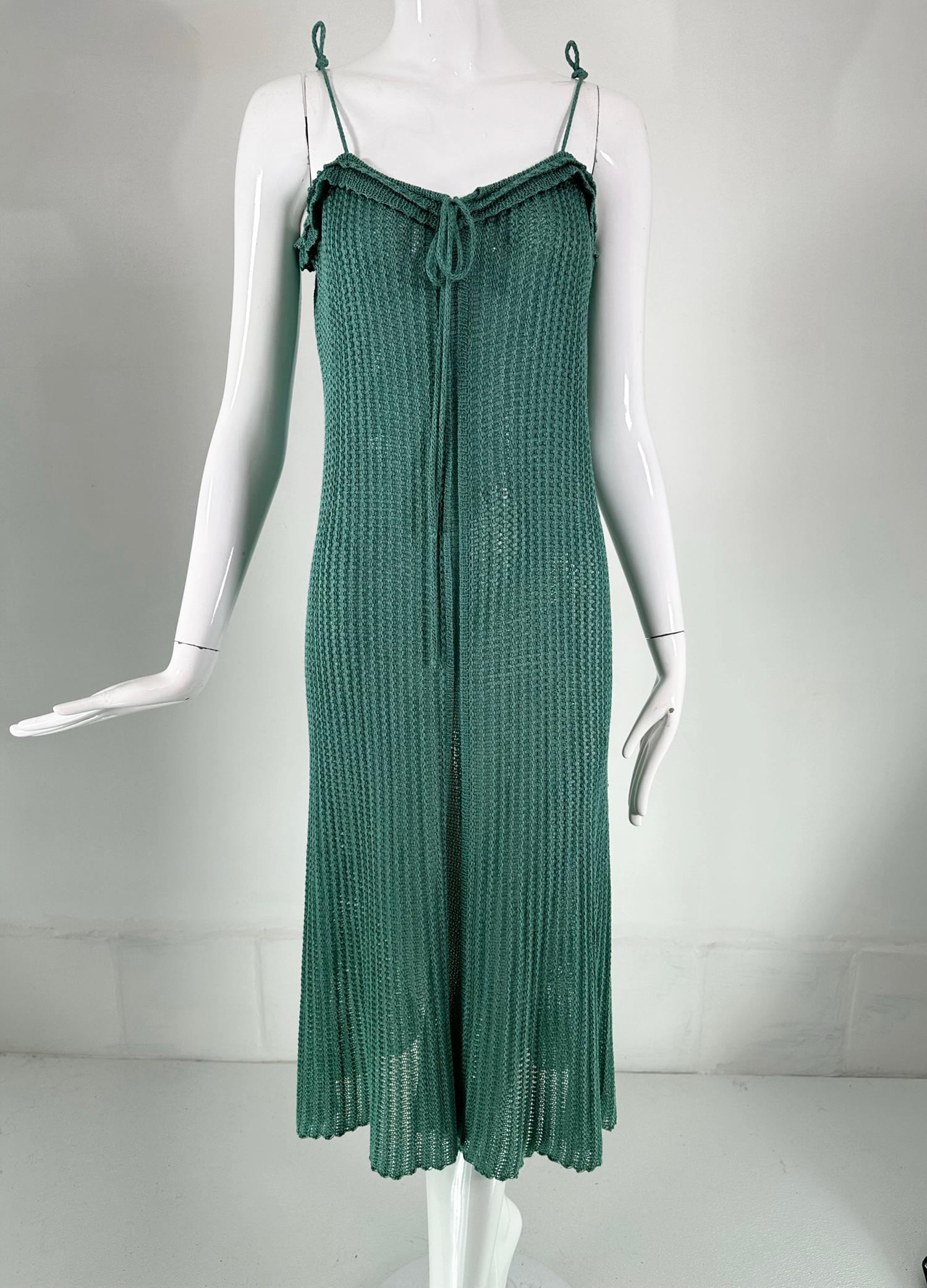 Mary Farrin London - Robe et pull à manches dolman en crochet de coton aqua, datant des années 1970. Robe à enfiler simple avec des bretelles spaghetti qui peuvent être ajustées par couture pour ajuster, nous avons noué en haut de l'épaule. La robe