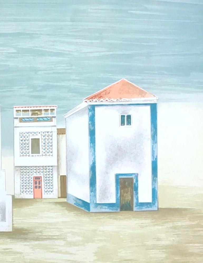 PAISAJE DE ALGARVE Litografía firmada, Casas blancas minimalistas, azul, beige, gris - Print Beige de Mary Faulconer