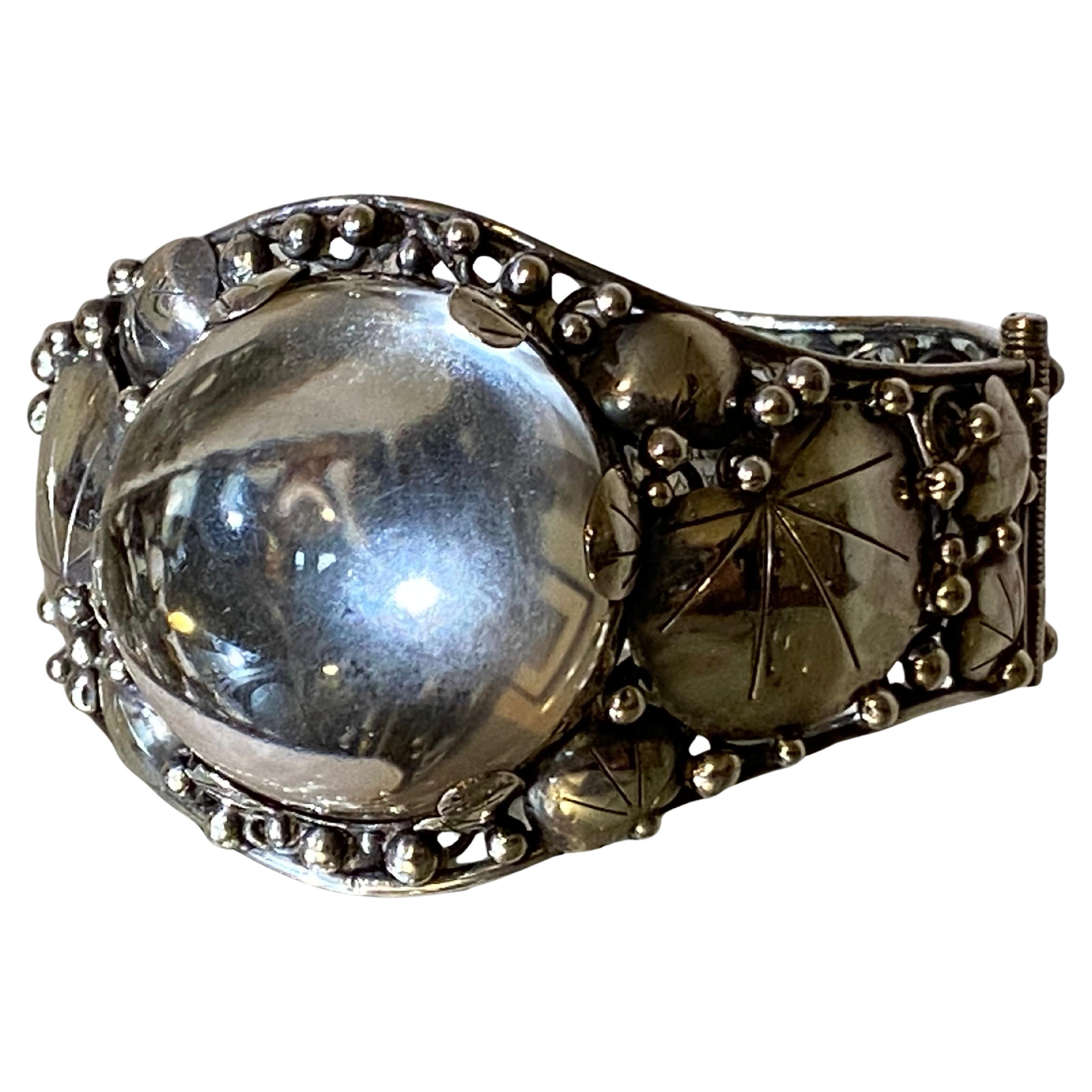 Mary Gage, bracciale Art Deco degli anni '30 in argento e cristallo di rocca con pietre cabochon


Bracciale con perno realizzato a mano nel design Lily Pad di Mary Gage con un cabochon di cristallo di rocca eccezionalmente grande. Dettagli