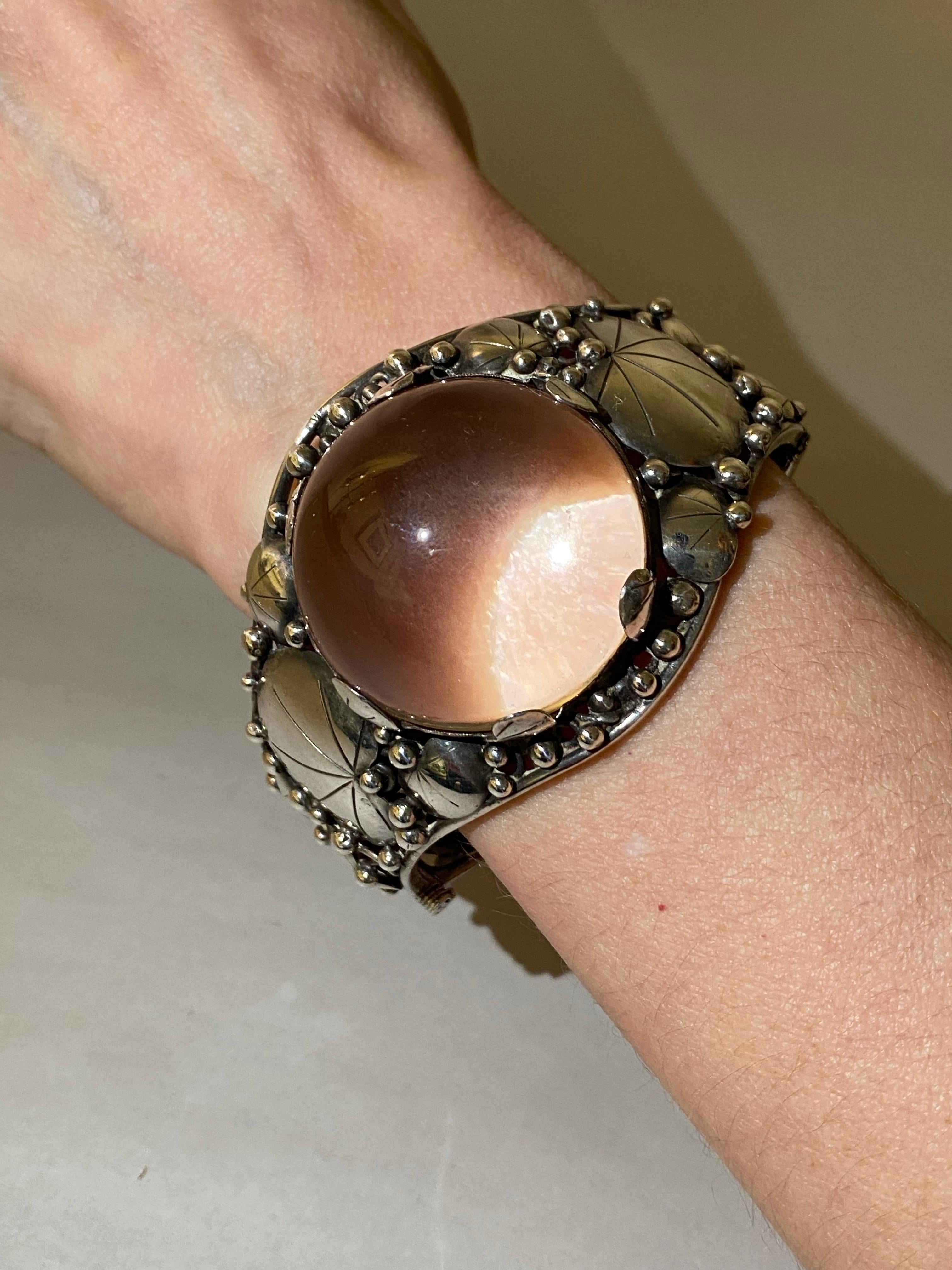 Mary Gage Bracciale grande in sterling e cristallo di rocca con pietra cabochon in stile Art Déco In condizioni buone in vendita a Southampton, NJ