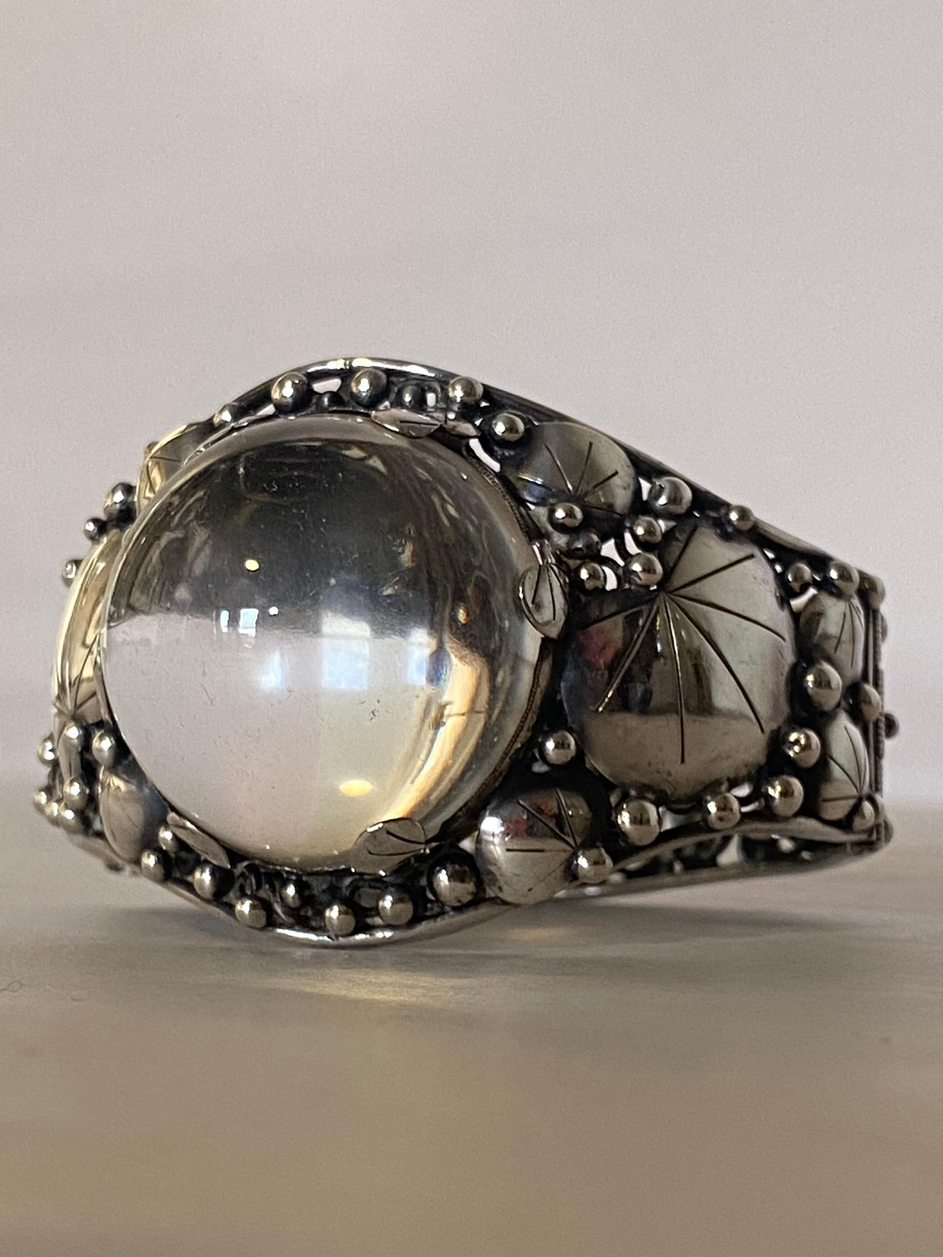 Metà XX secolo Mary Gage Bracciale grande in sterling e cristallo di rocca con pietra cabochon in stile Art Déco in vendita