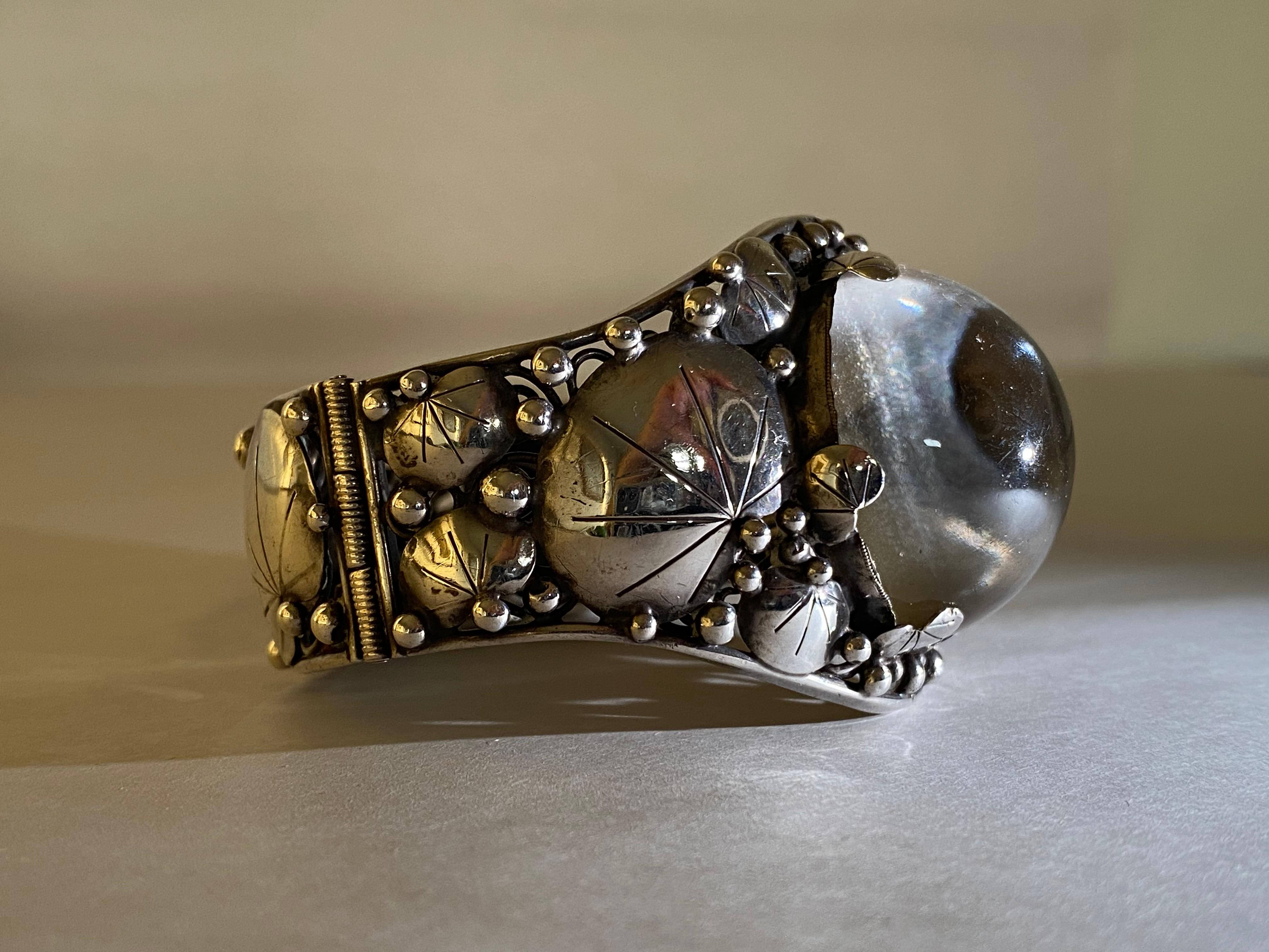 Mary Gage Bracciale grande in sterling e cristallo di rocca con pietra cabochon in stile Art Déco in vendita 2