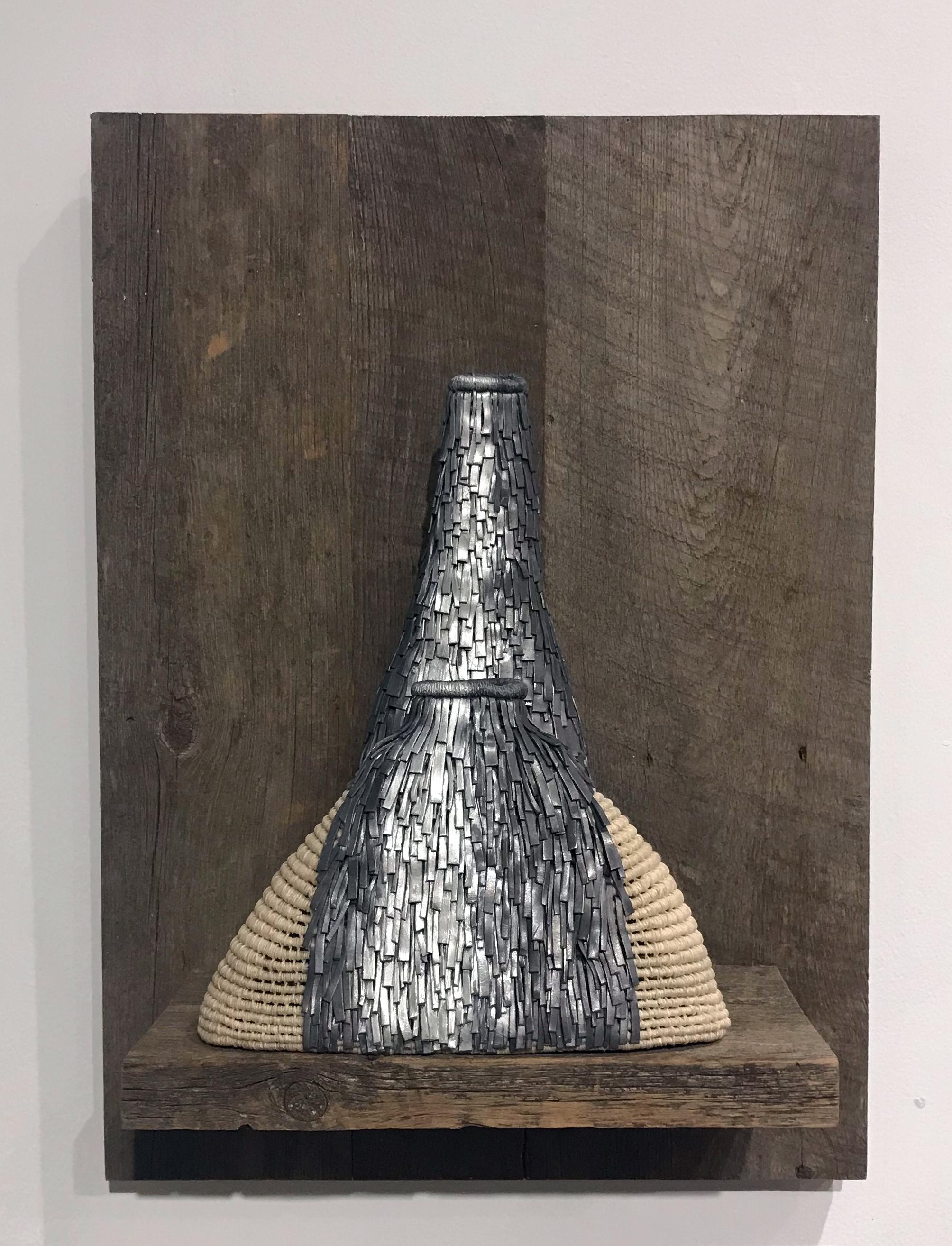 « Transparence argentée », sculpture de techniques mixtes, lin ciré, bois de récupération - Sculpture de Mary Giles