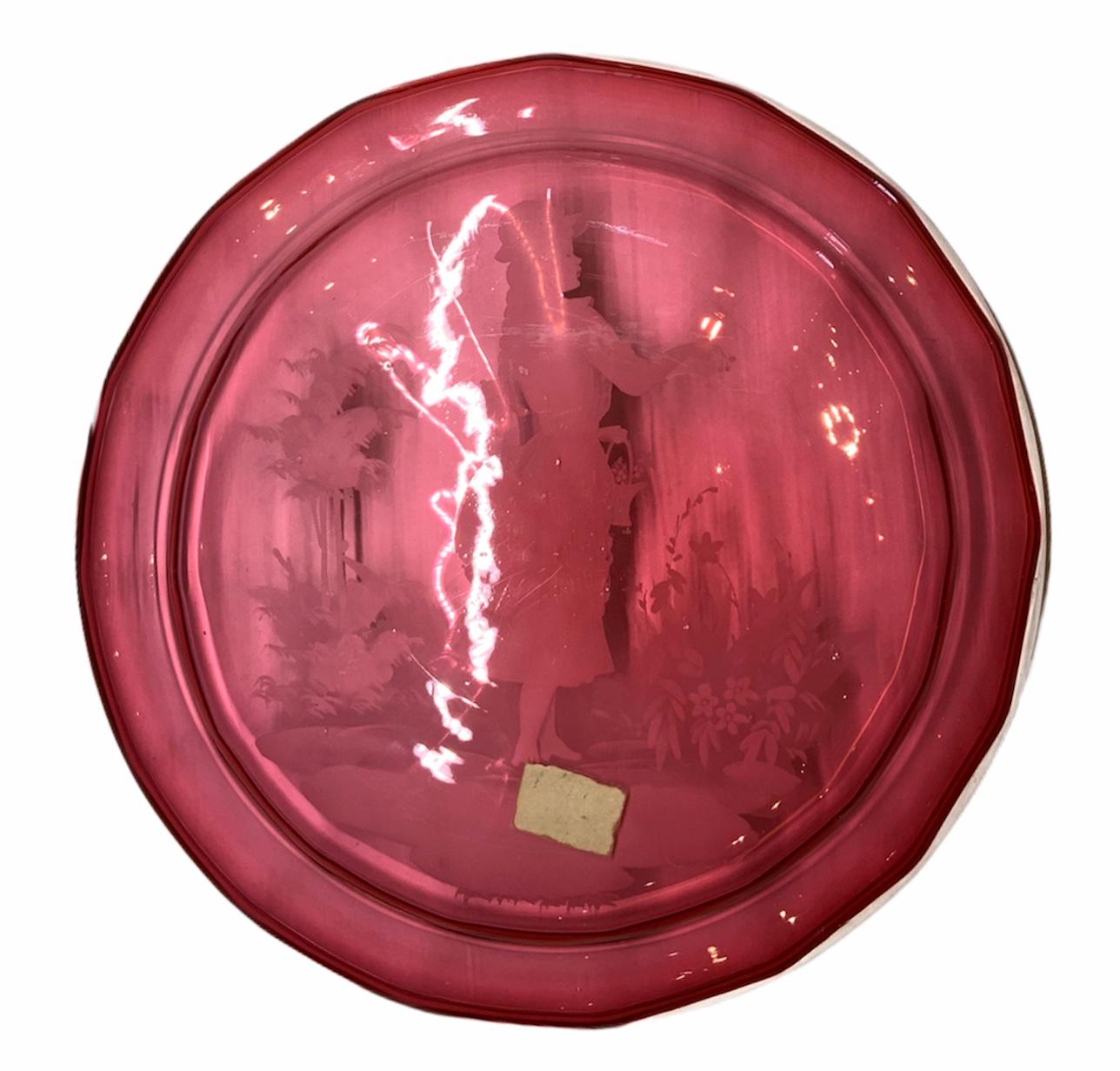 Mary Gregory Light Cranberry Farbe Glas emailliert Teller (Viktorianisch) im Angebot