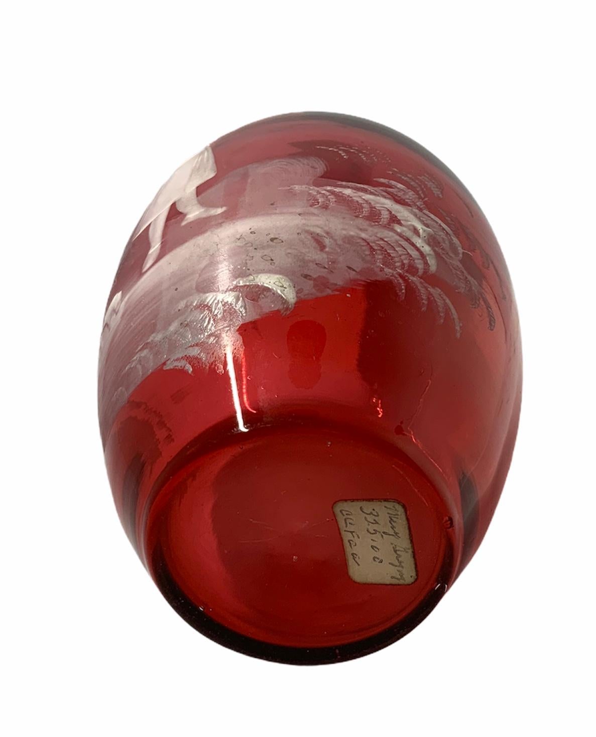 Émaillé Vase à bourgeons unique en verre rouge Mary Gregory en vente