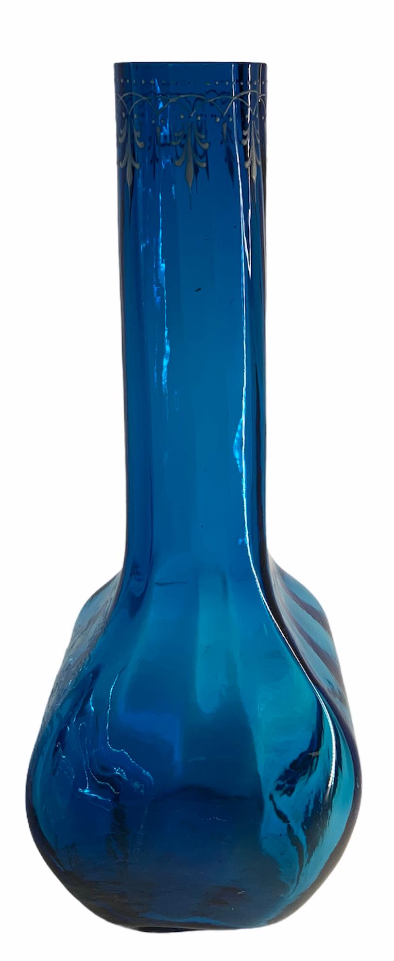 Américain Vase en verre bleu royal Mary Gregory en vente