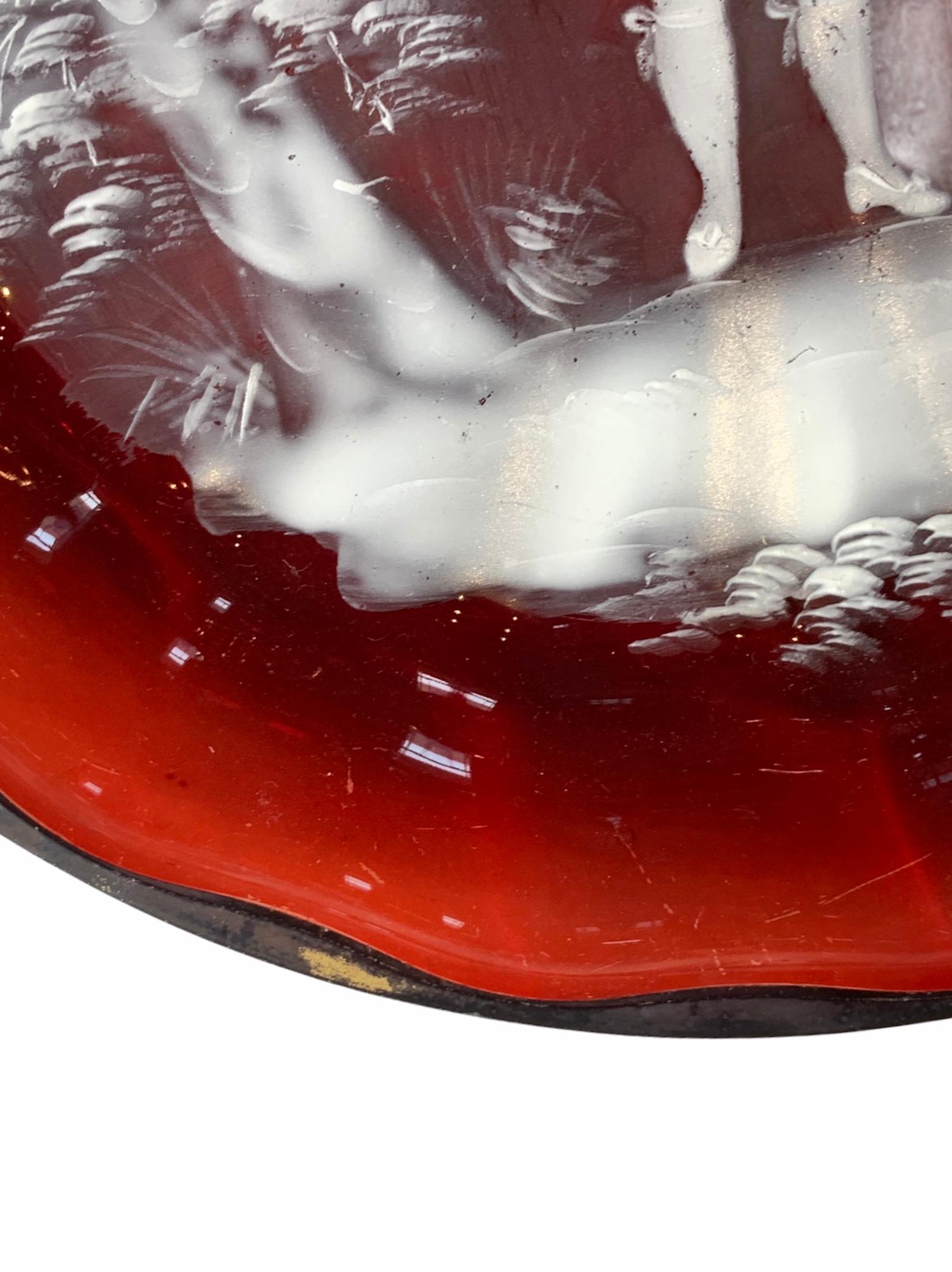 Smaltato Piatto in vetro smaltato Mary Gregory colore rosso rubino in vendita