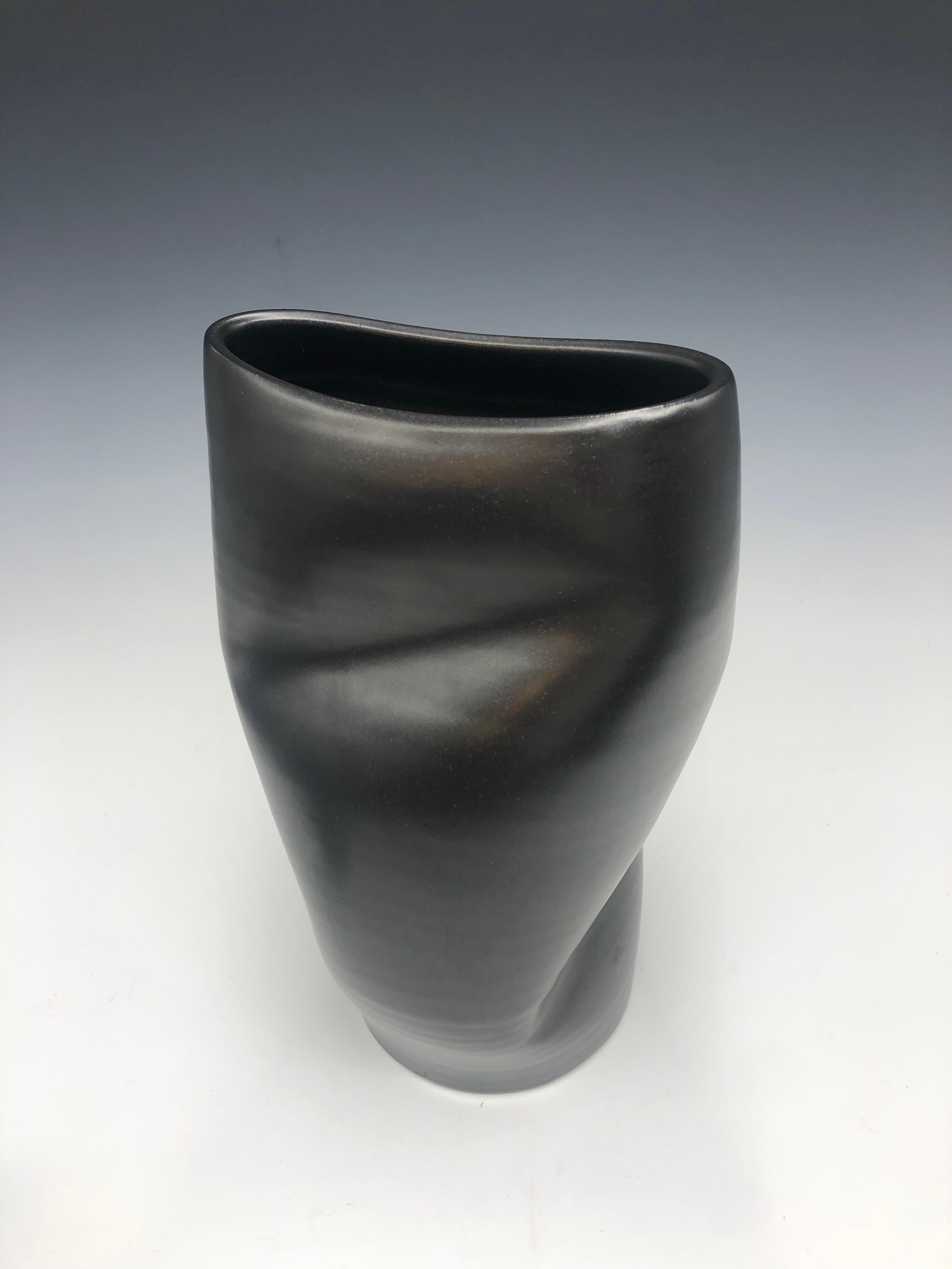 Black Crush - Vaso in ceramica porcellana nera - Abstract Sculpture Nero di Mary Jaffe