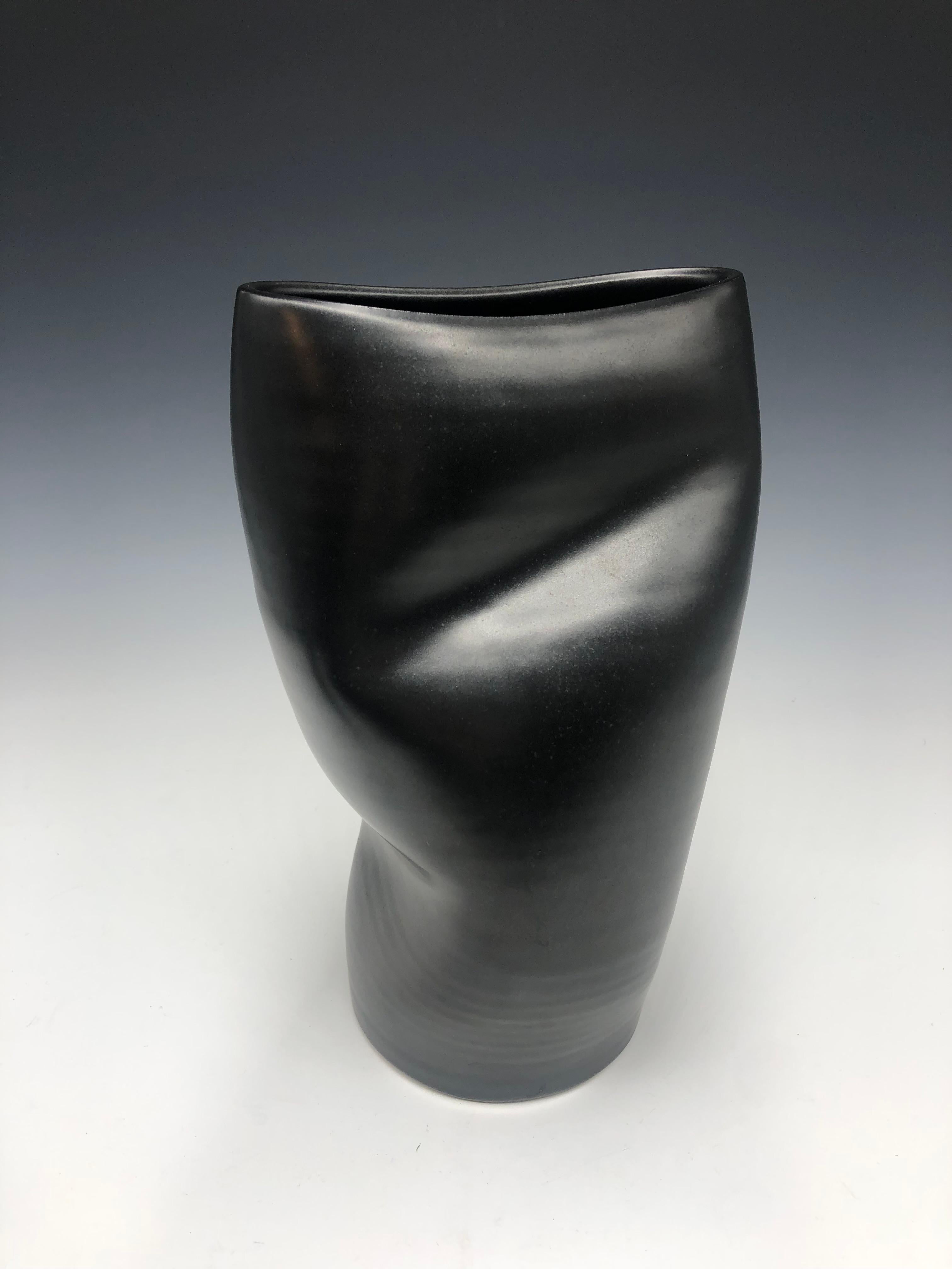Black Crush - Schwarzes Porzellan-Skulptur-Gefäß – Sculpture von Mary Jaffe