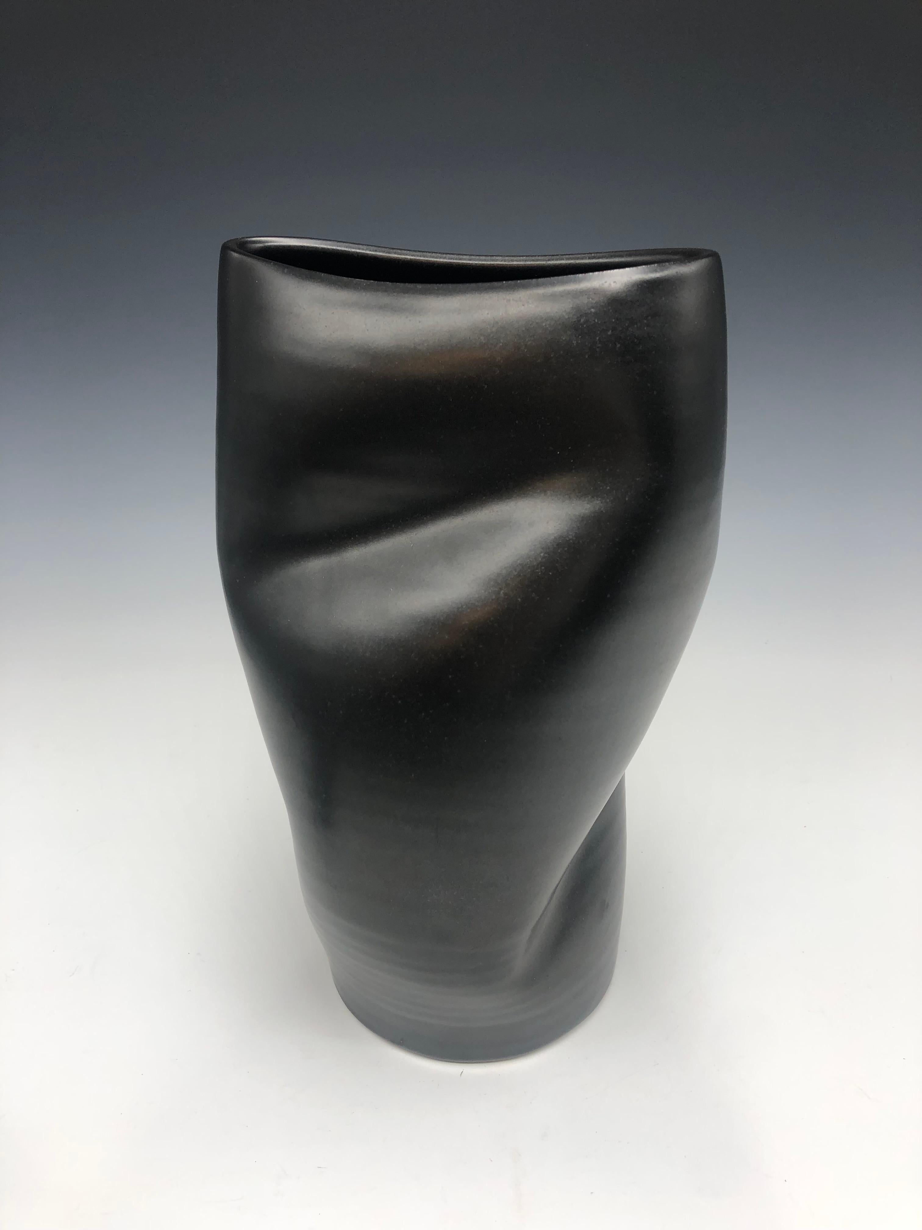 Black Crush - Schwarzes Porzellan-Skulptur-Gefäß (Abstrakt), Sculpture, von Mary Jaffe