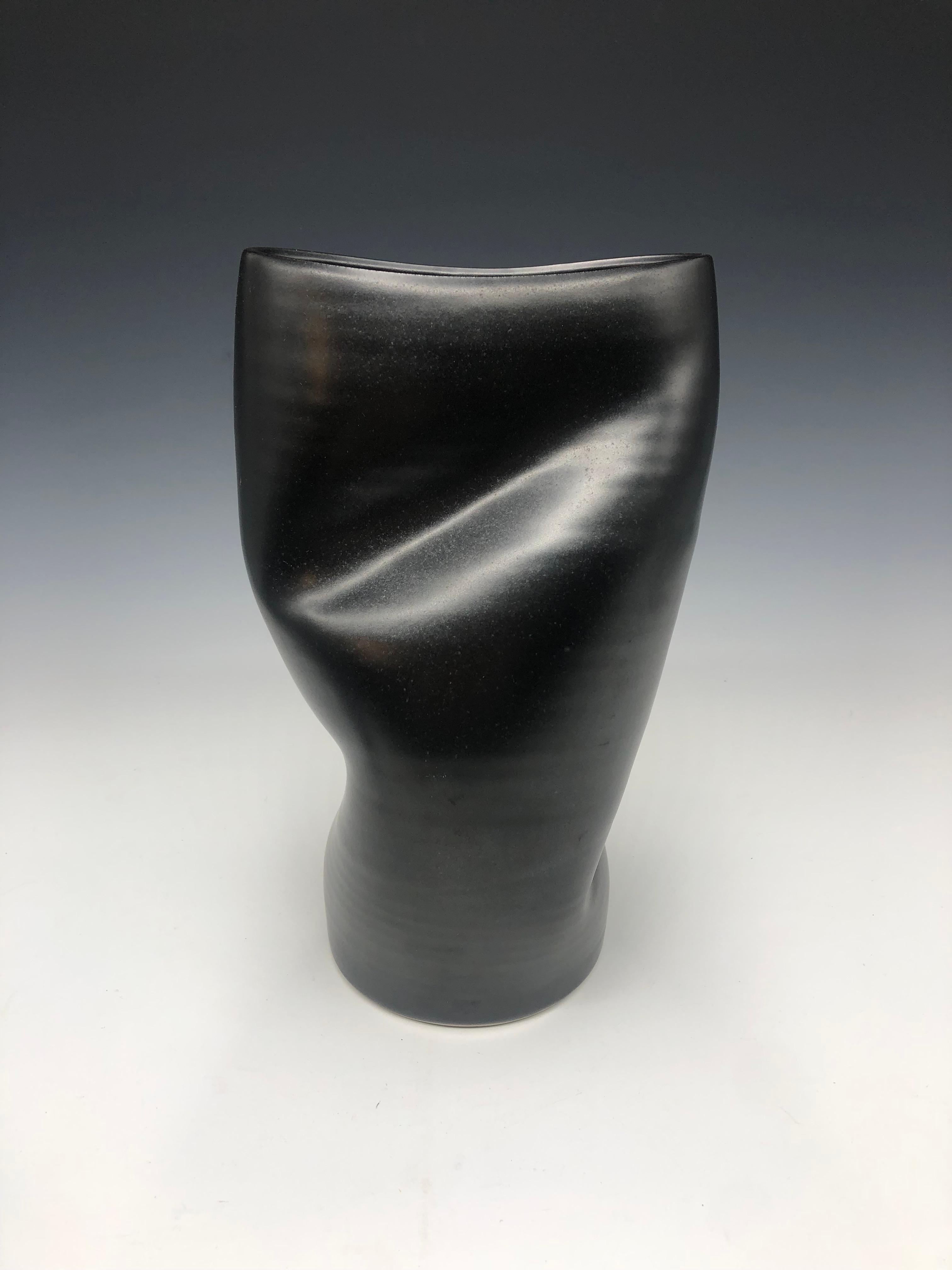 Black Crush - Schwarzes Porzellan-Skulptur-Gefäß im Angebot 1