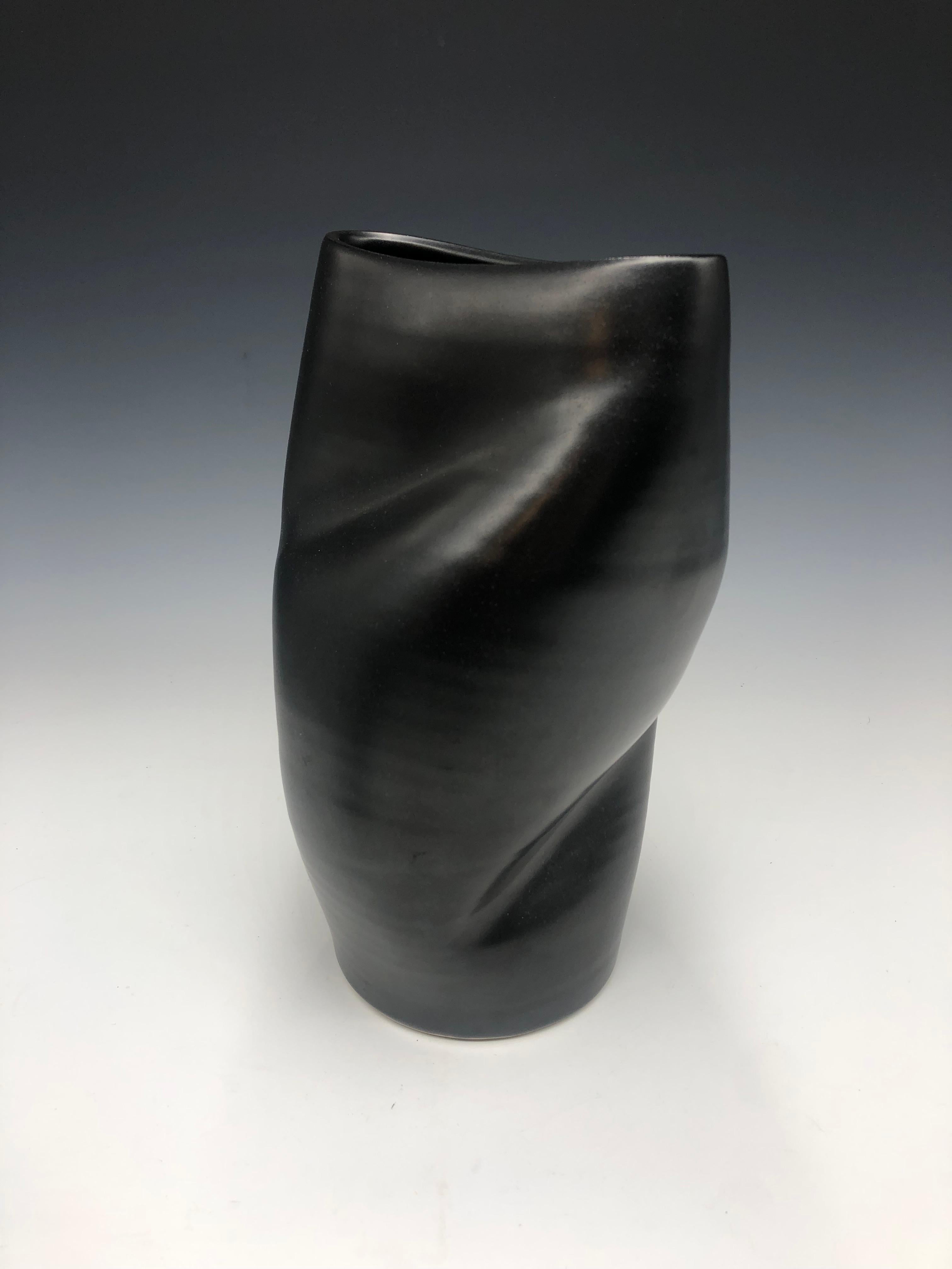 Black Crush - Schwarzes Porzellan-Skulptur-Gefäß im Angebot 2