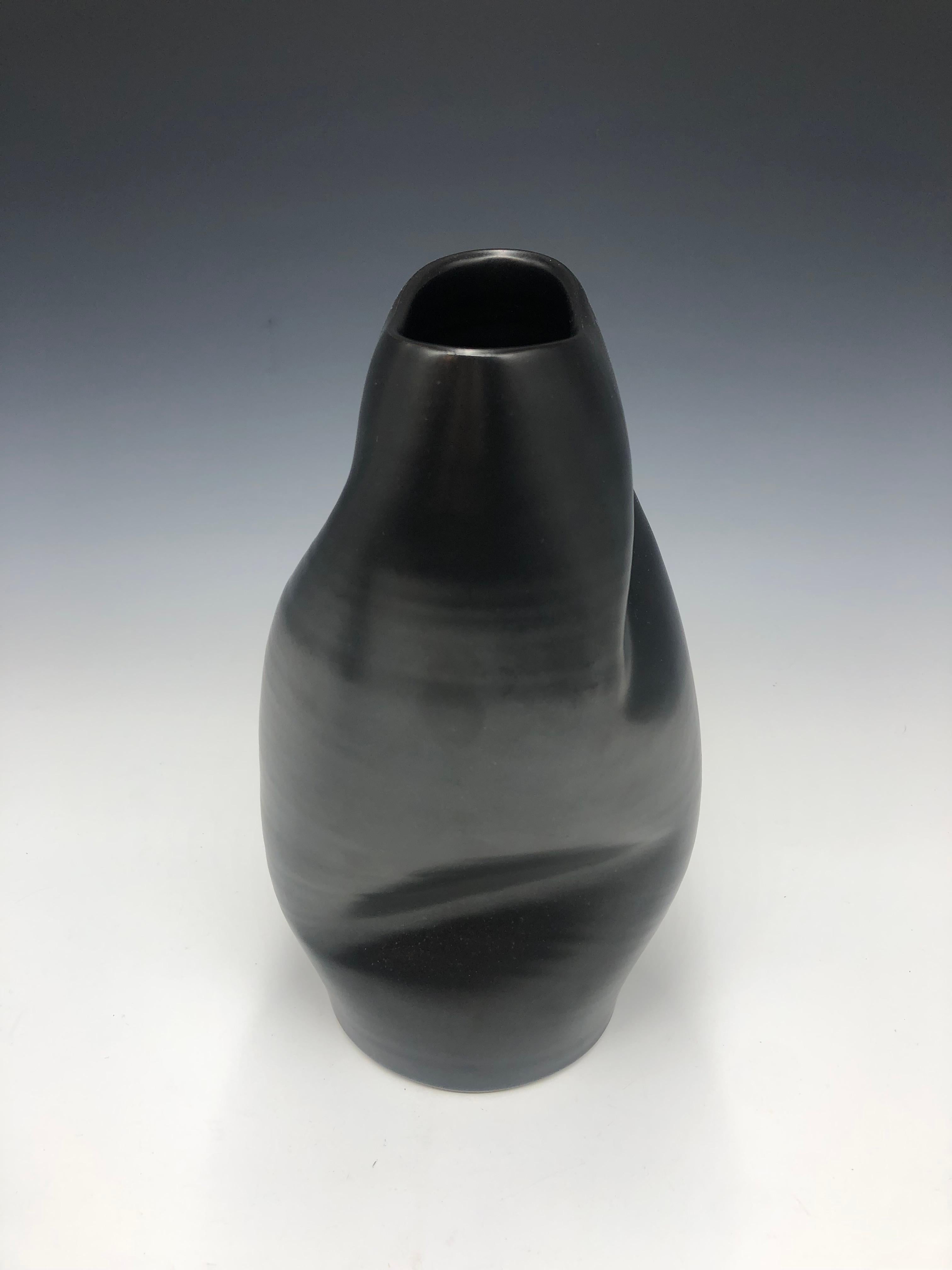 Black Crush - Schwarzes Porzellan-Skulptur-Gefäß im Angebot 3
