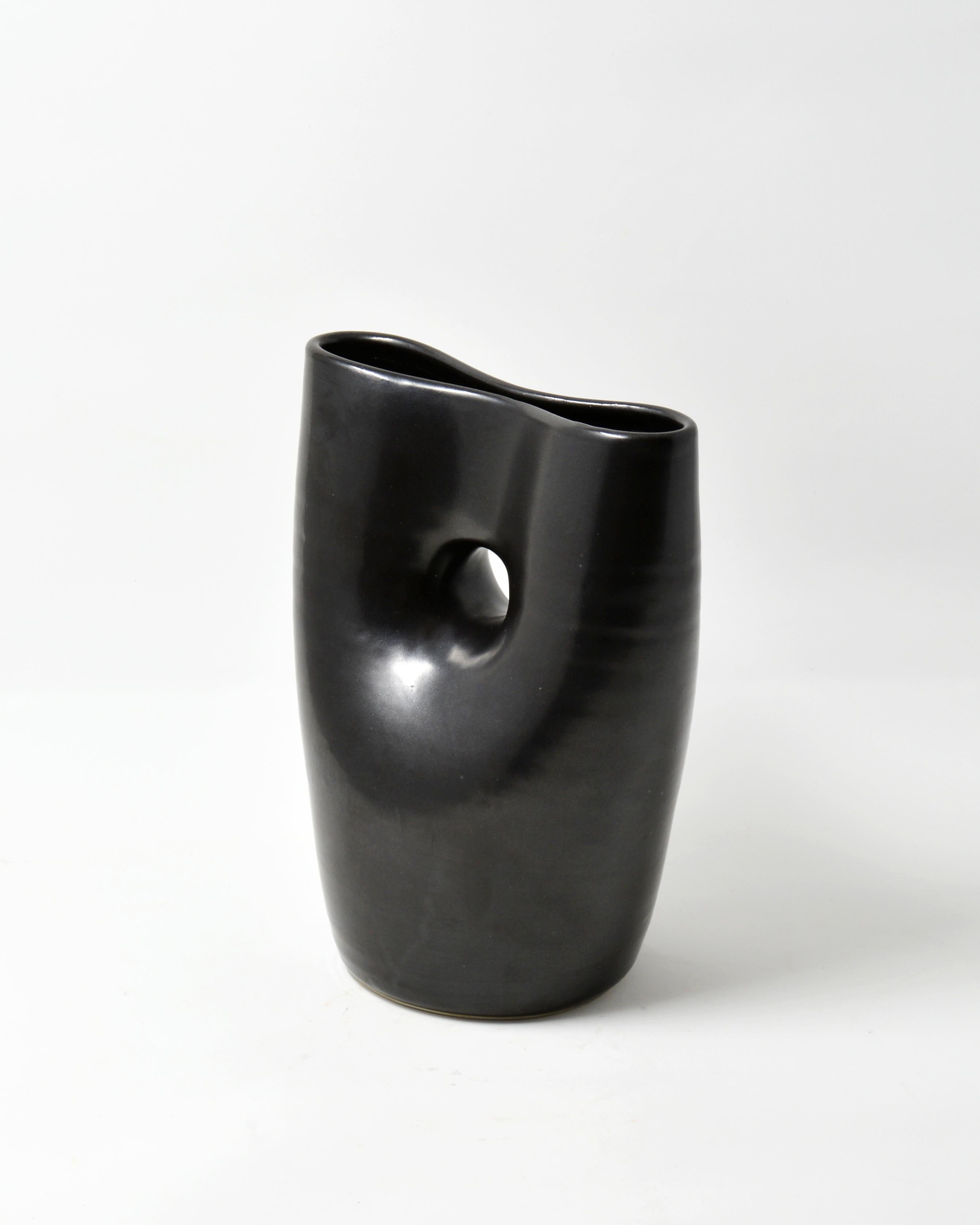 Black Oval Pinch - Vaso ovale in ceramica porcellanata con pinzatura nera - Sculpture di Mary Jaffe