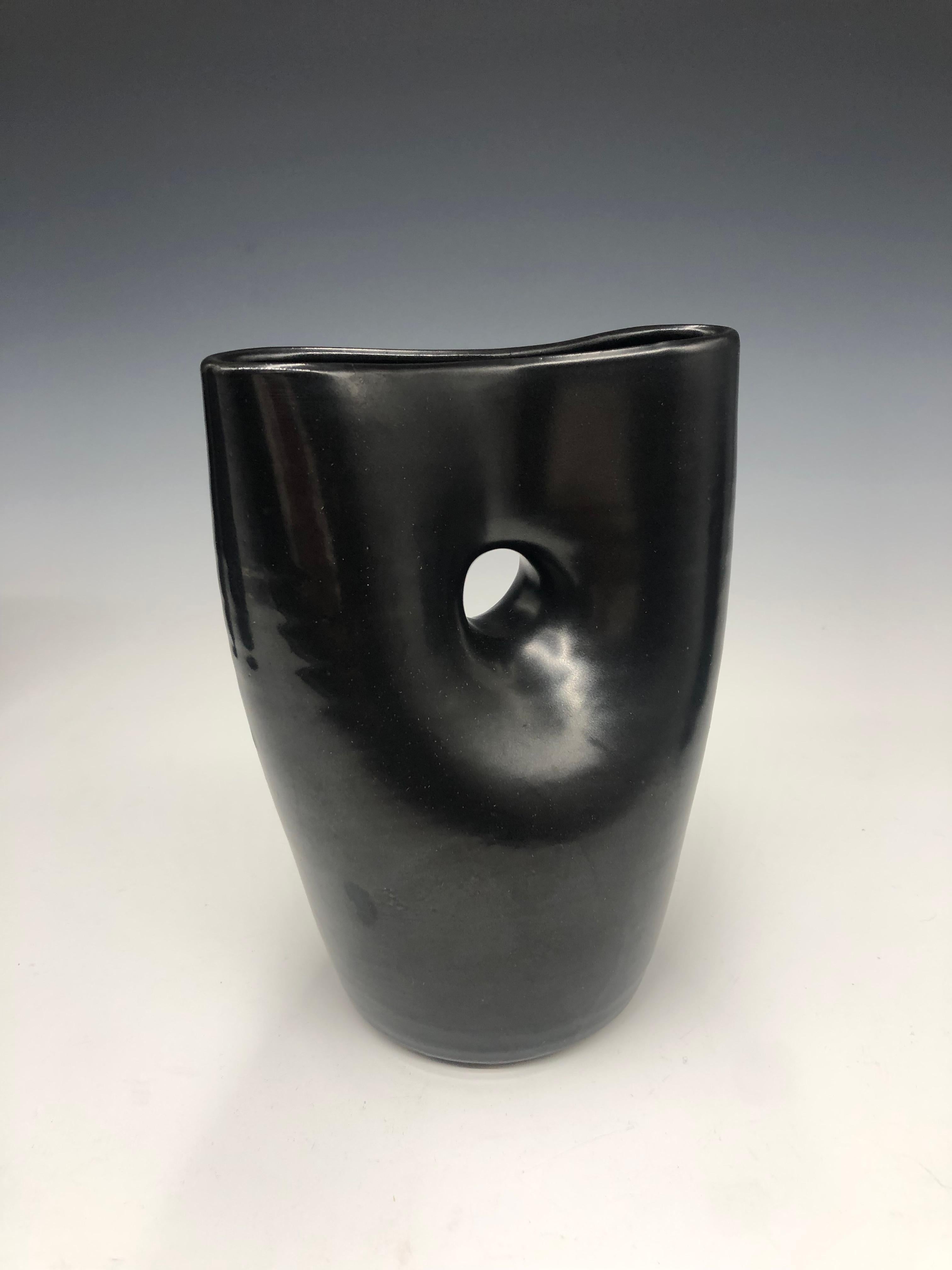 Black Oval Pinch - Vaso ovale in ceramica porcellanata con pinzatura nera - Sculpture Astratto di Mary Jaffe