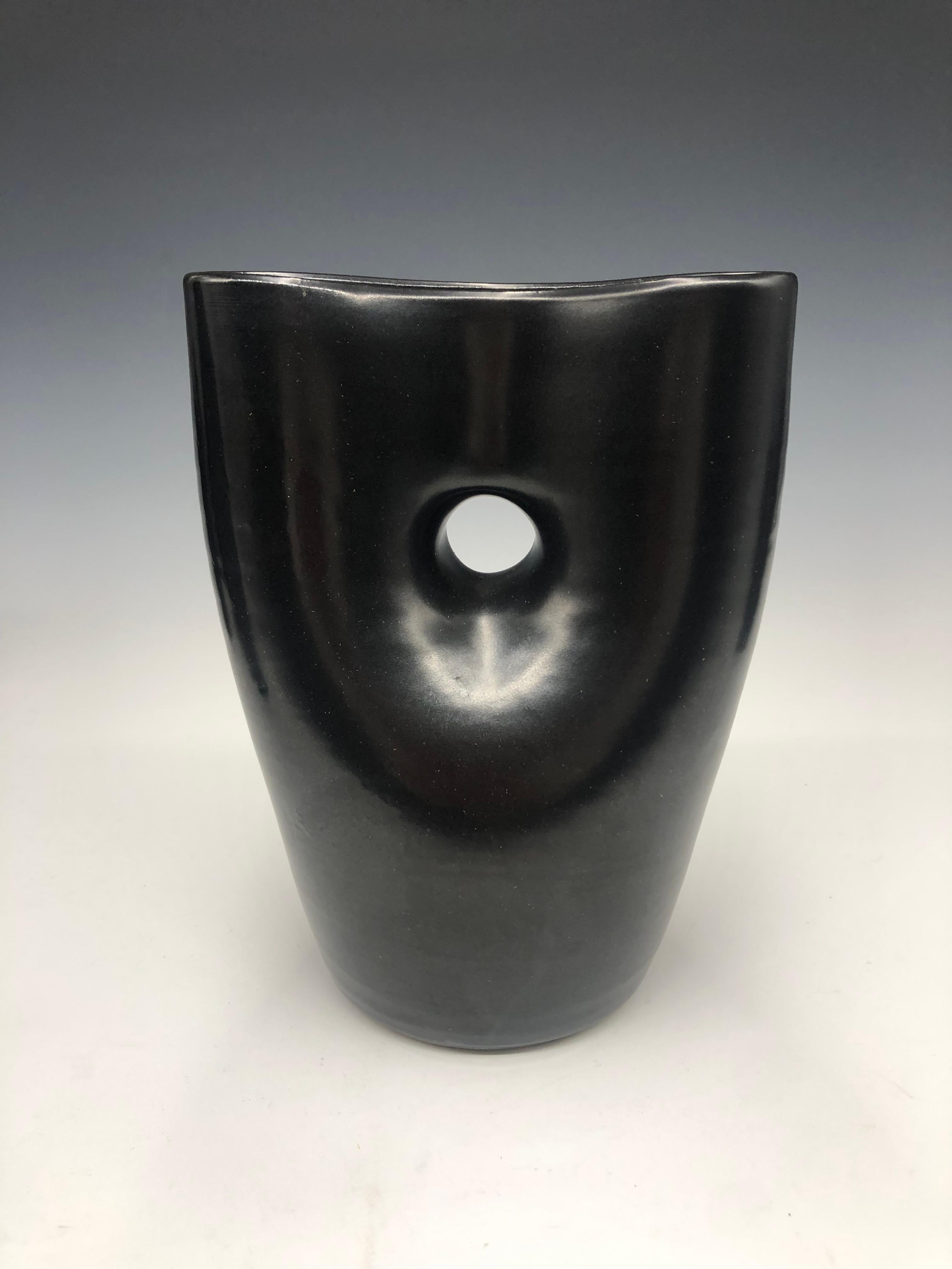 Black Oval Pinch - Vaso ovale in ceramica porcellanata con pinzatura nera - Abstract Sculpture Nero di Mary Jaffe