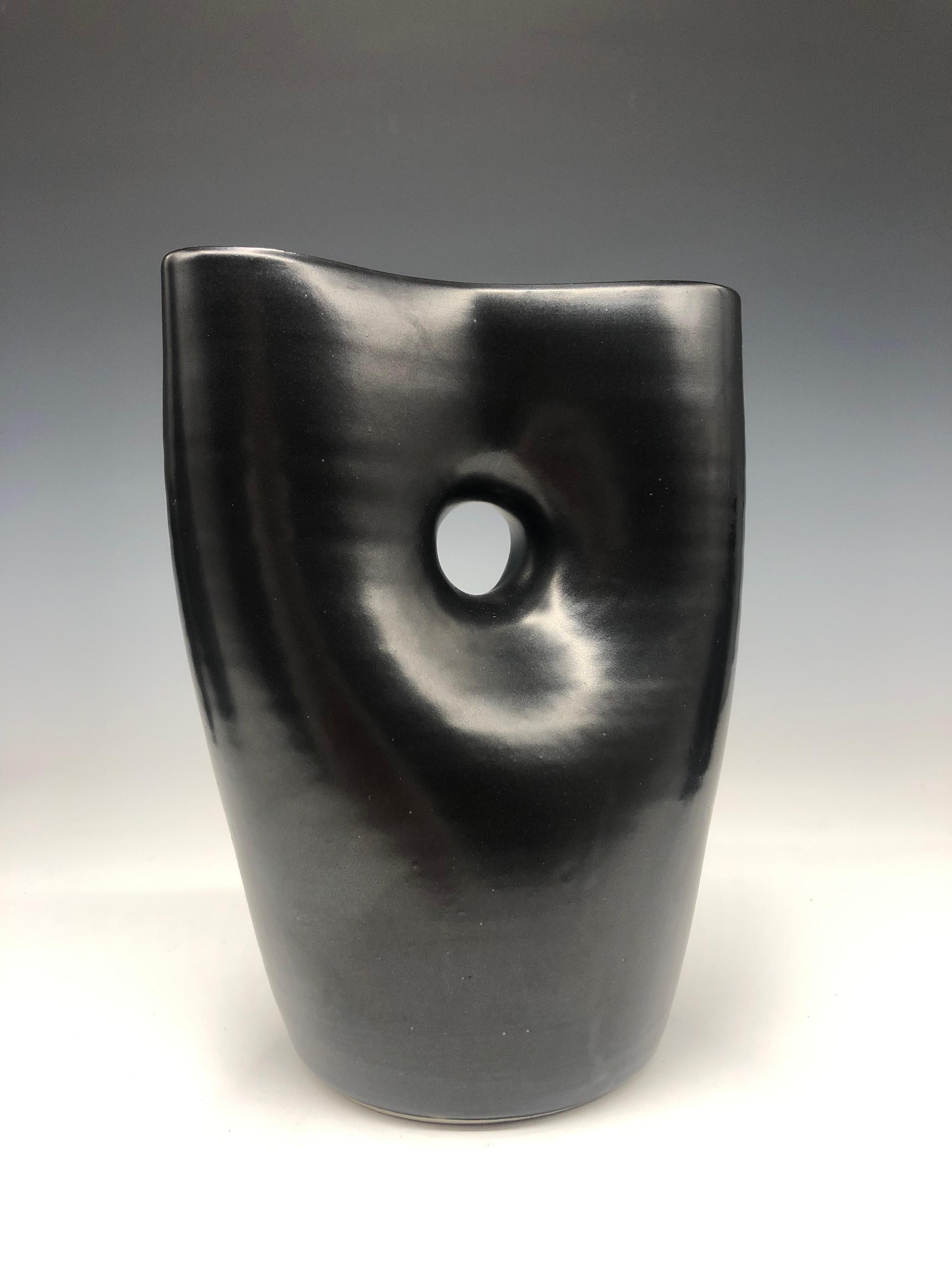 Black Oval Pinch - Vaso ovale in ceramica porcellanata con pinzatura nera in vendita 2