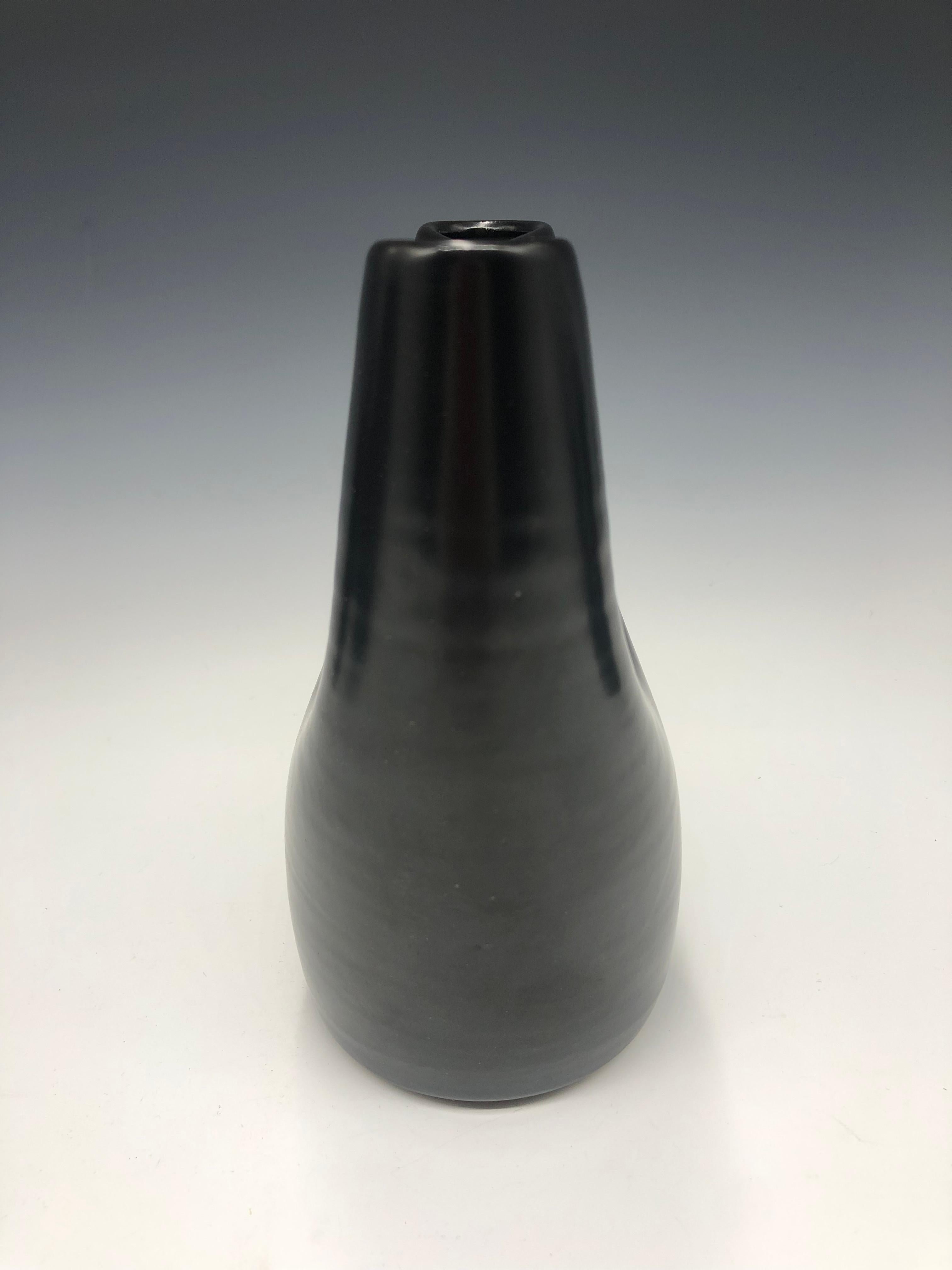 Pincement ovale noir - Vase sculptural ovale en porcelaine pincée noire en vente 1