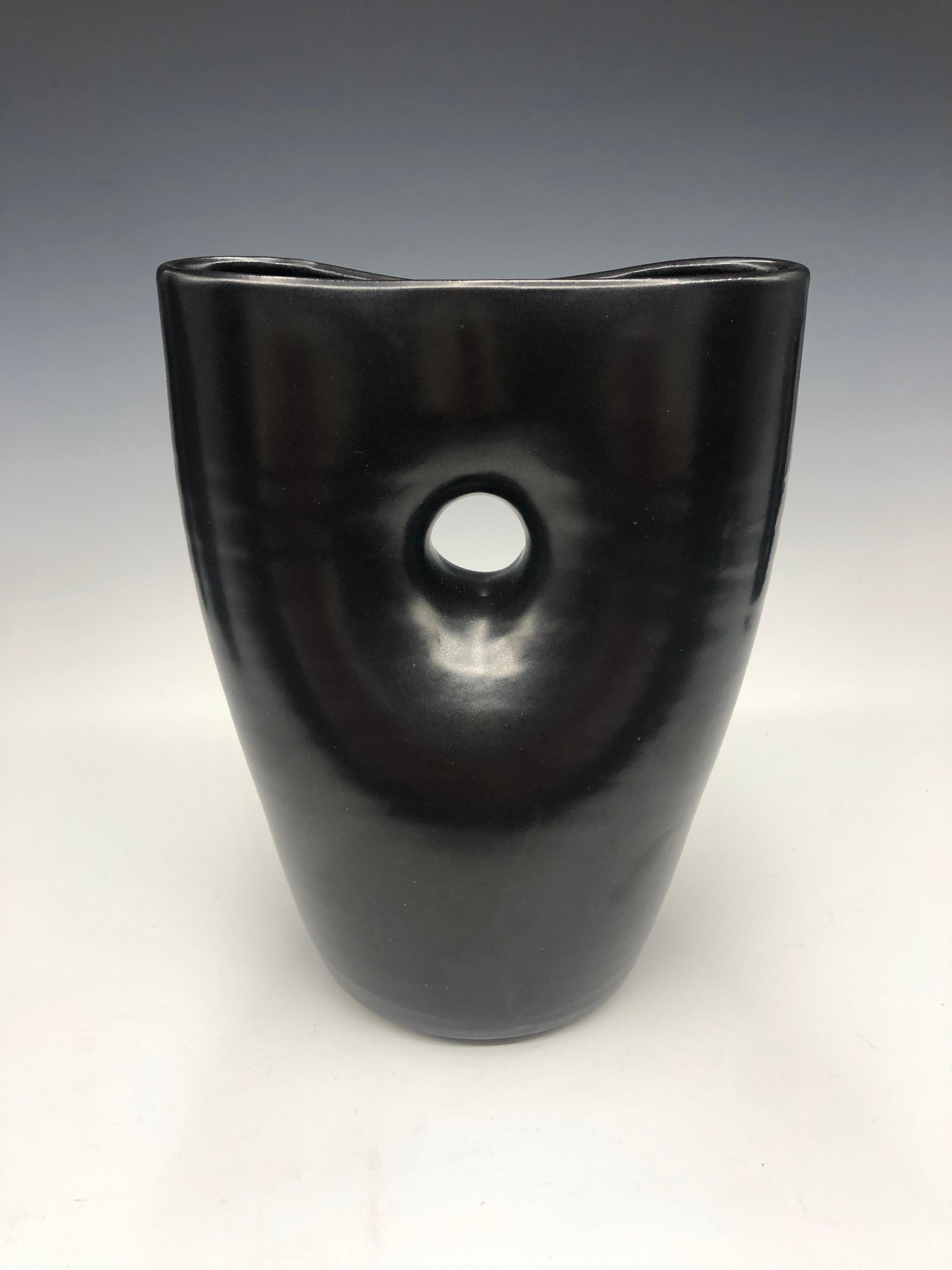 Pincement ovale noir - Vase sculptural ovale en porcelaine pincée noire en vente 3