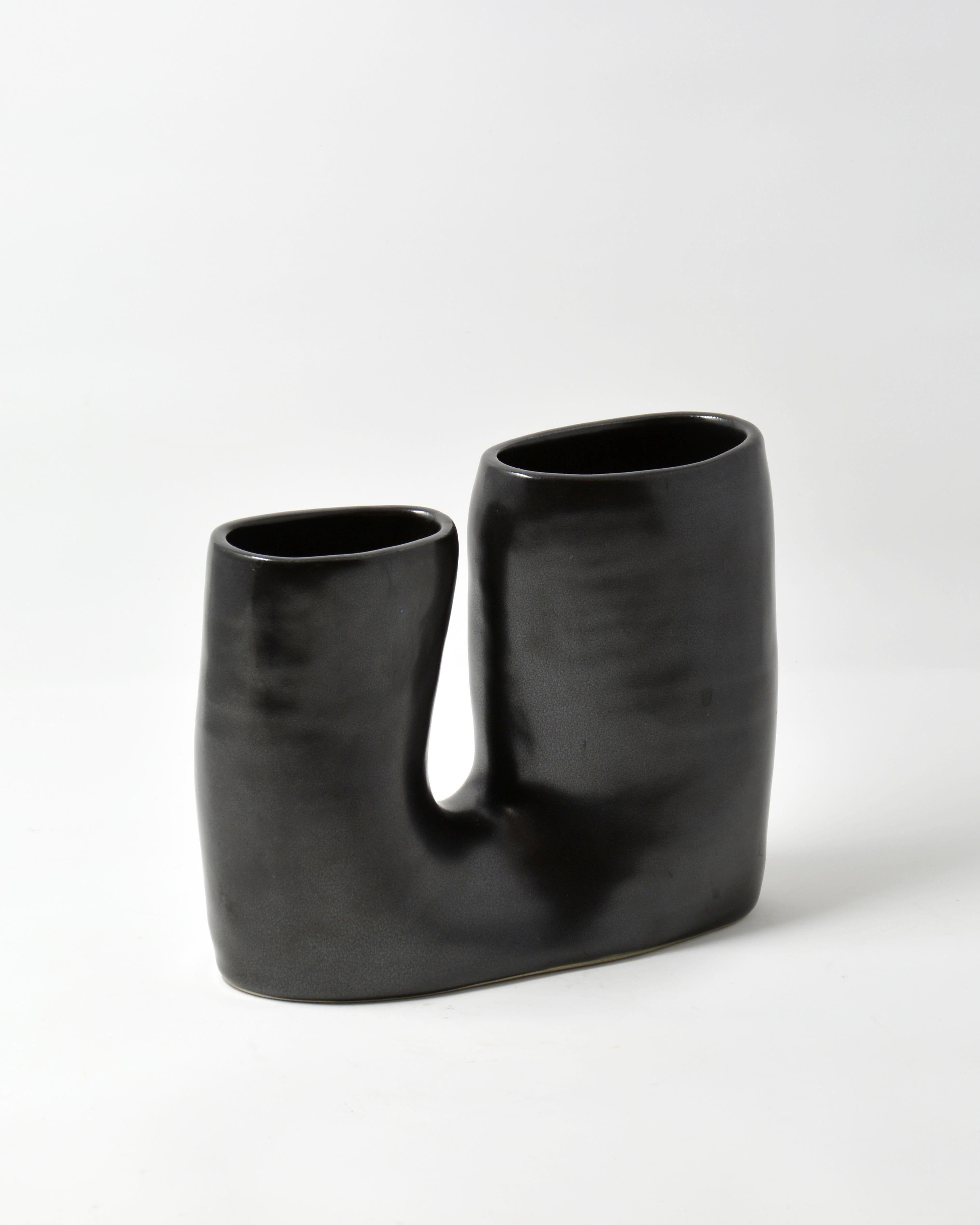Vase en U noir - Grand vase en porcelaine noire - Sculpture de Mary Jaffe