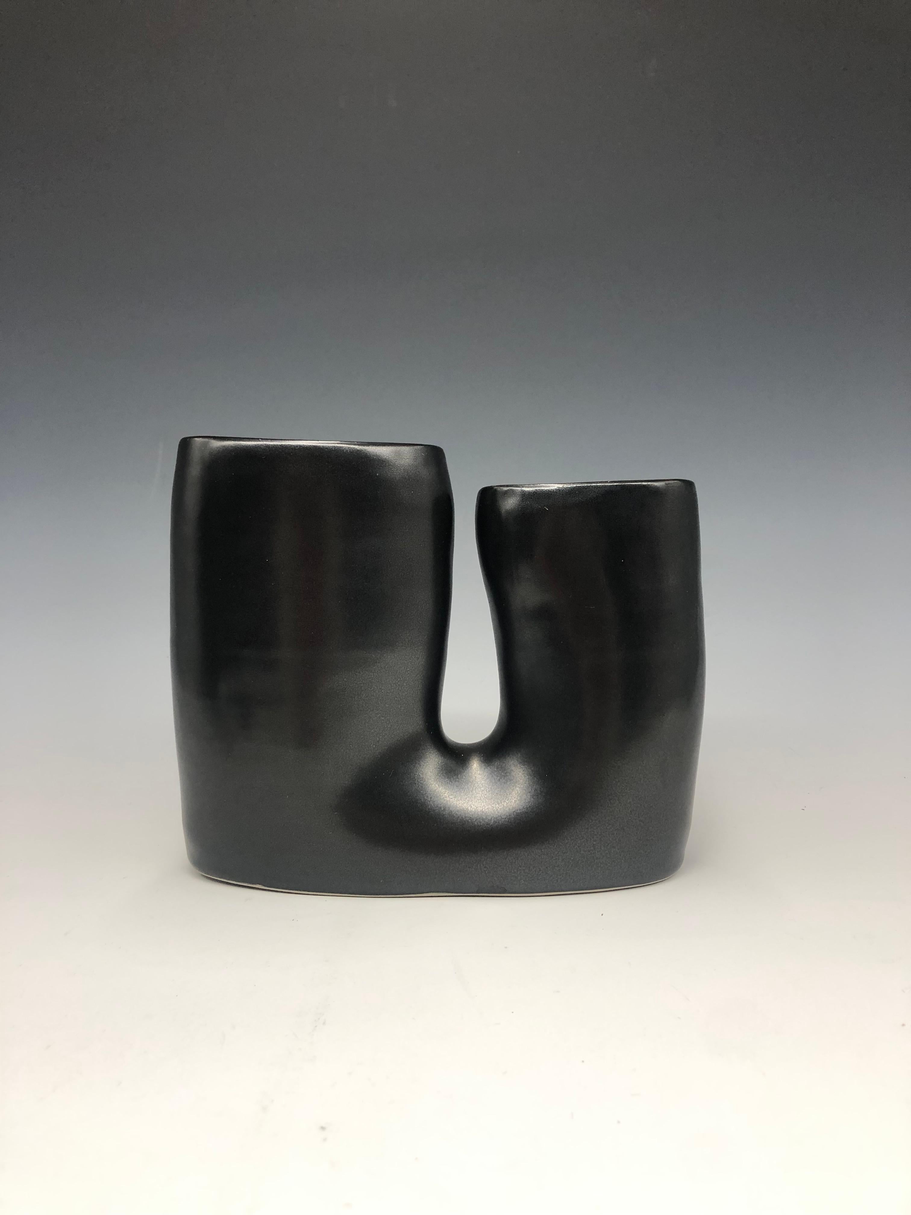 Vase en U noir - Grand vase en porcelaine noire - Abstrait Sculpture par Mary Jaffe
