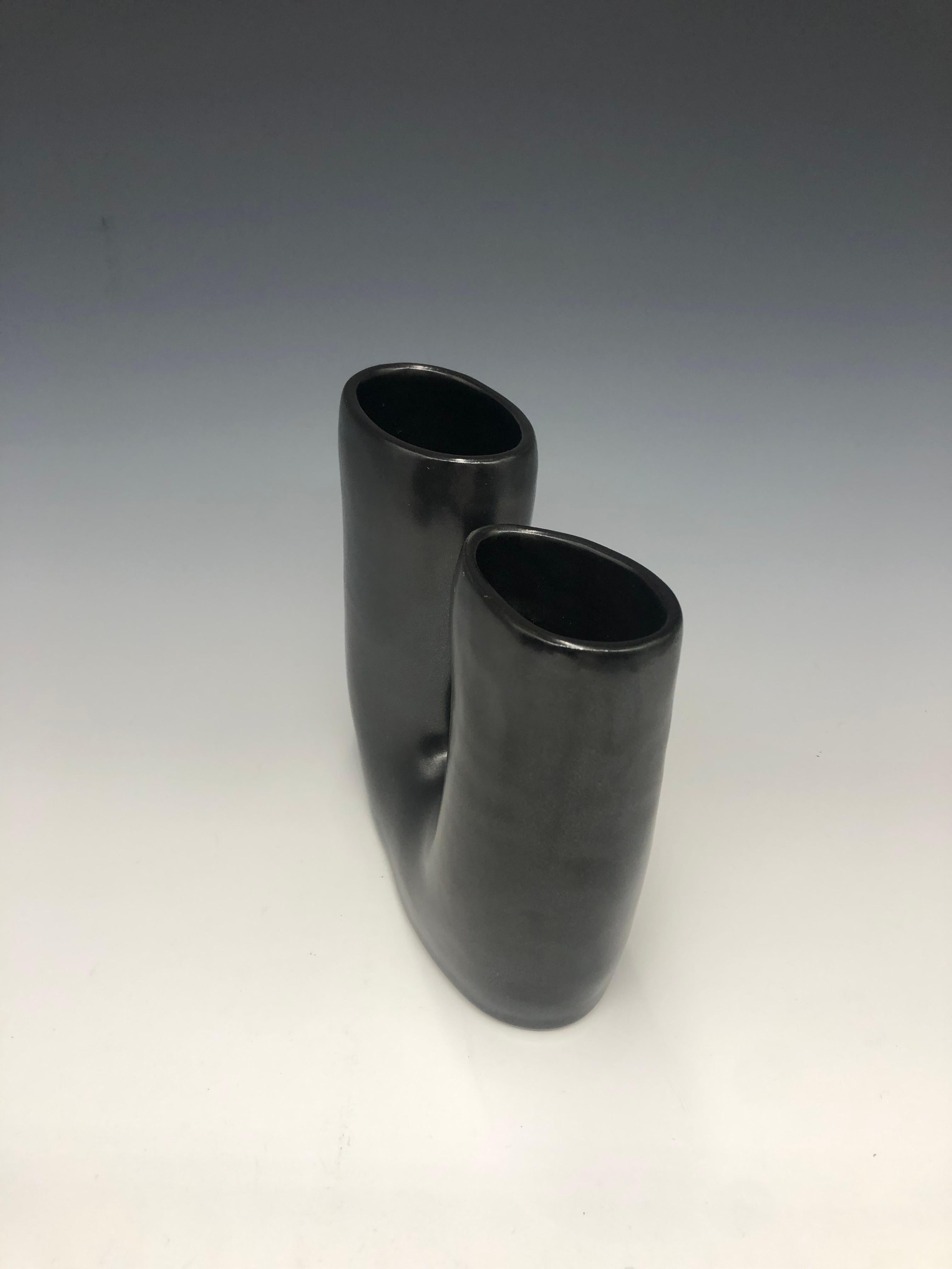 Vase en U noir - Grand vase en porcelaine noire - Noir Abstract Sculpture par Mary Jaffe