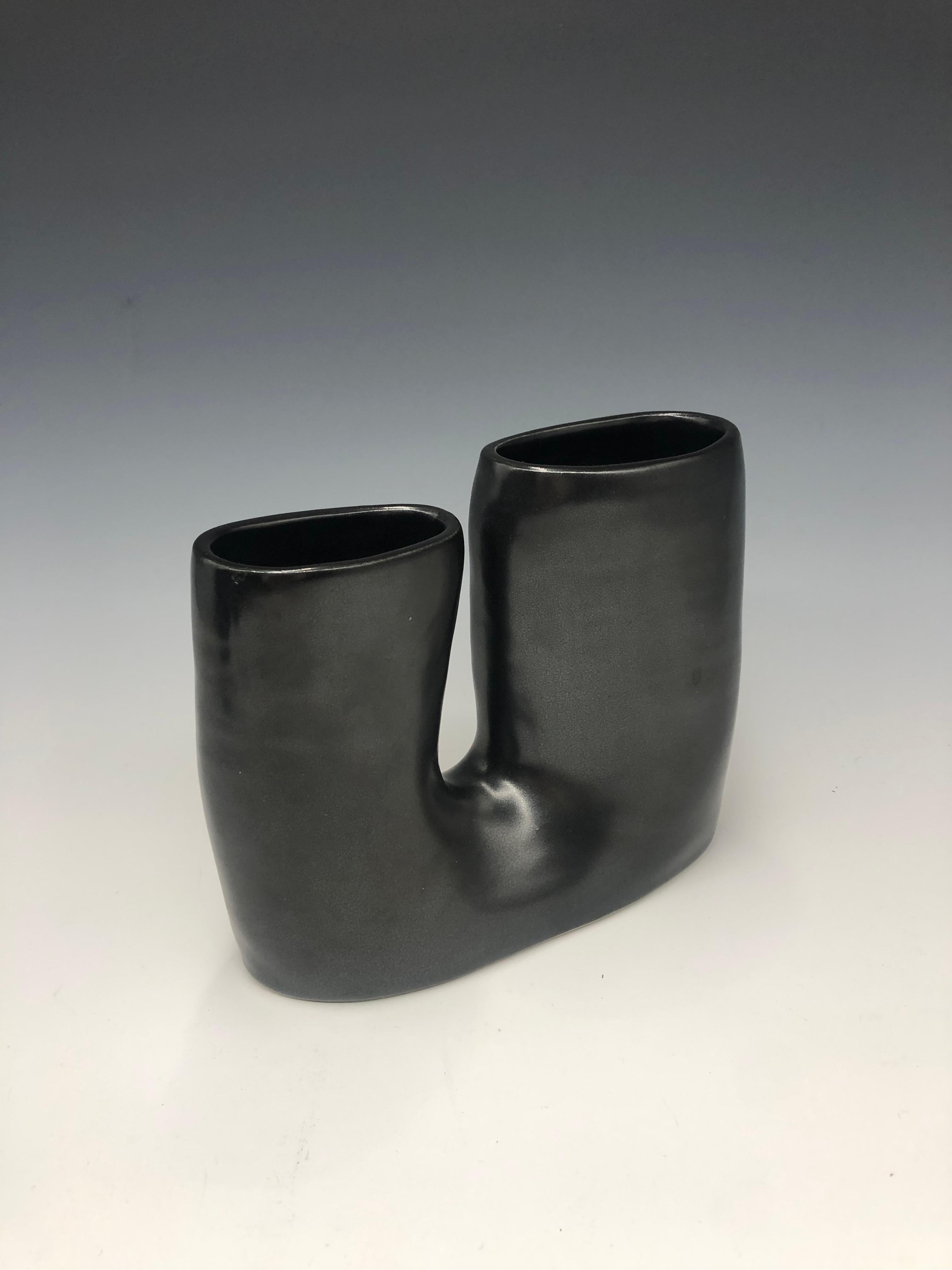 Grand vase sculptural en porcelaine noire U avec glaçure satinée noire par Mary Jaffe.
Taille : 6 x 8 x 3 pouces

Porcelaine, céramique, sculpture en céramique, sculpture fonctionnelle, récipient fonctionnel, récipient, récipient en céramique,