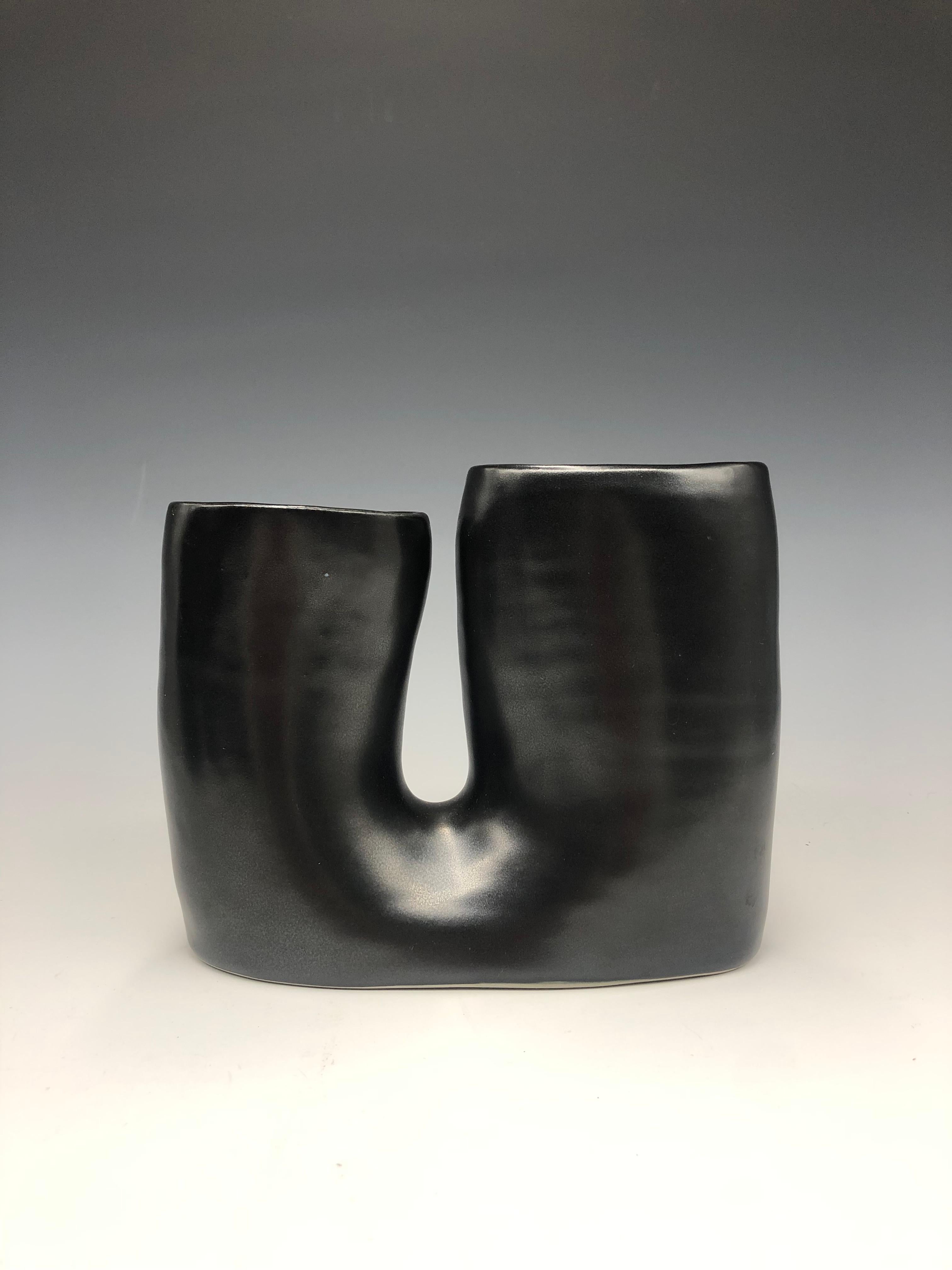 Vase en U noir - Grand vase en porcelaine noire en vente 1