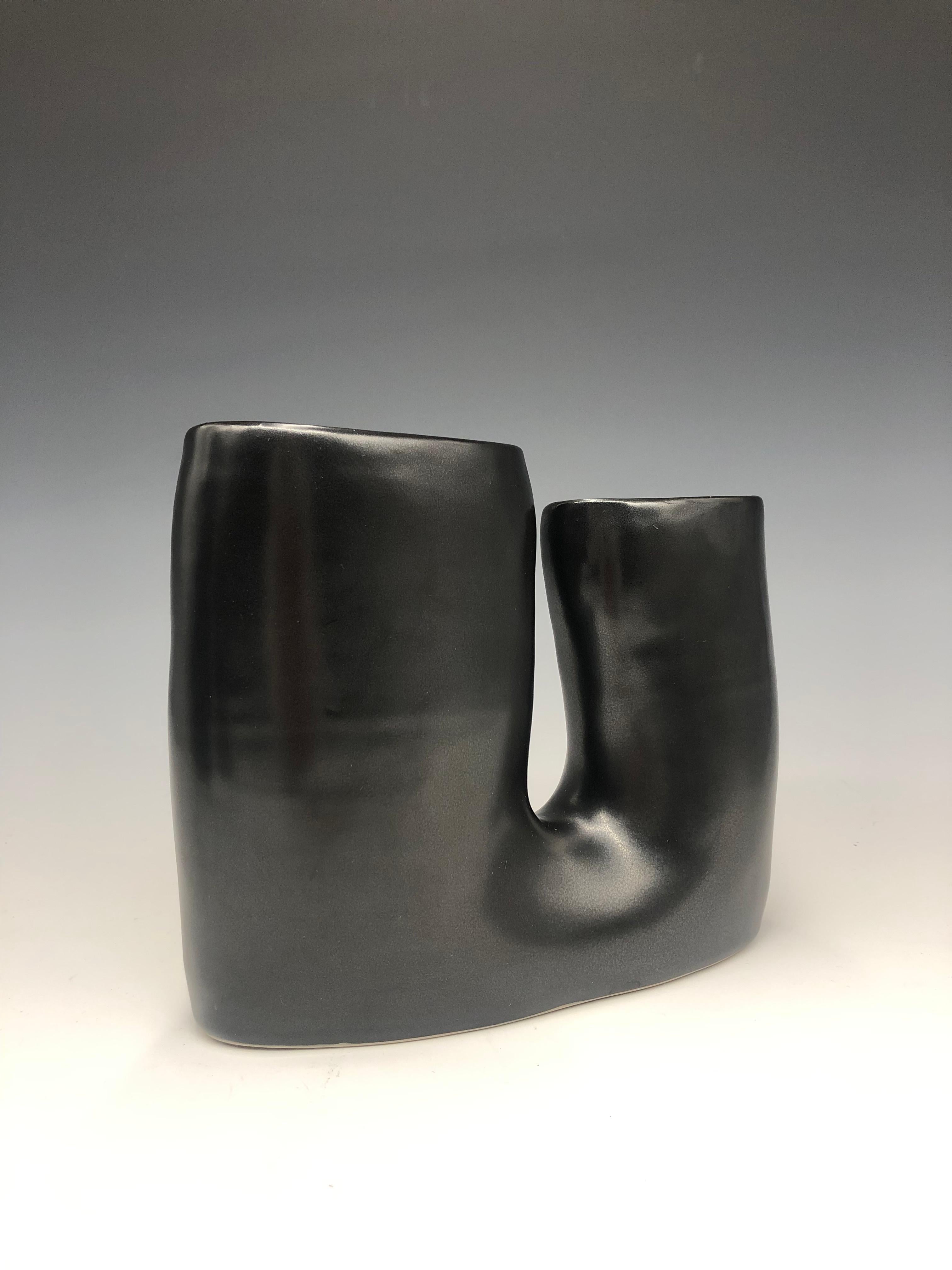 Vase en U noir - Grand vase en porcelaine noire en vente 2