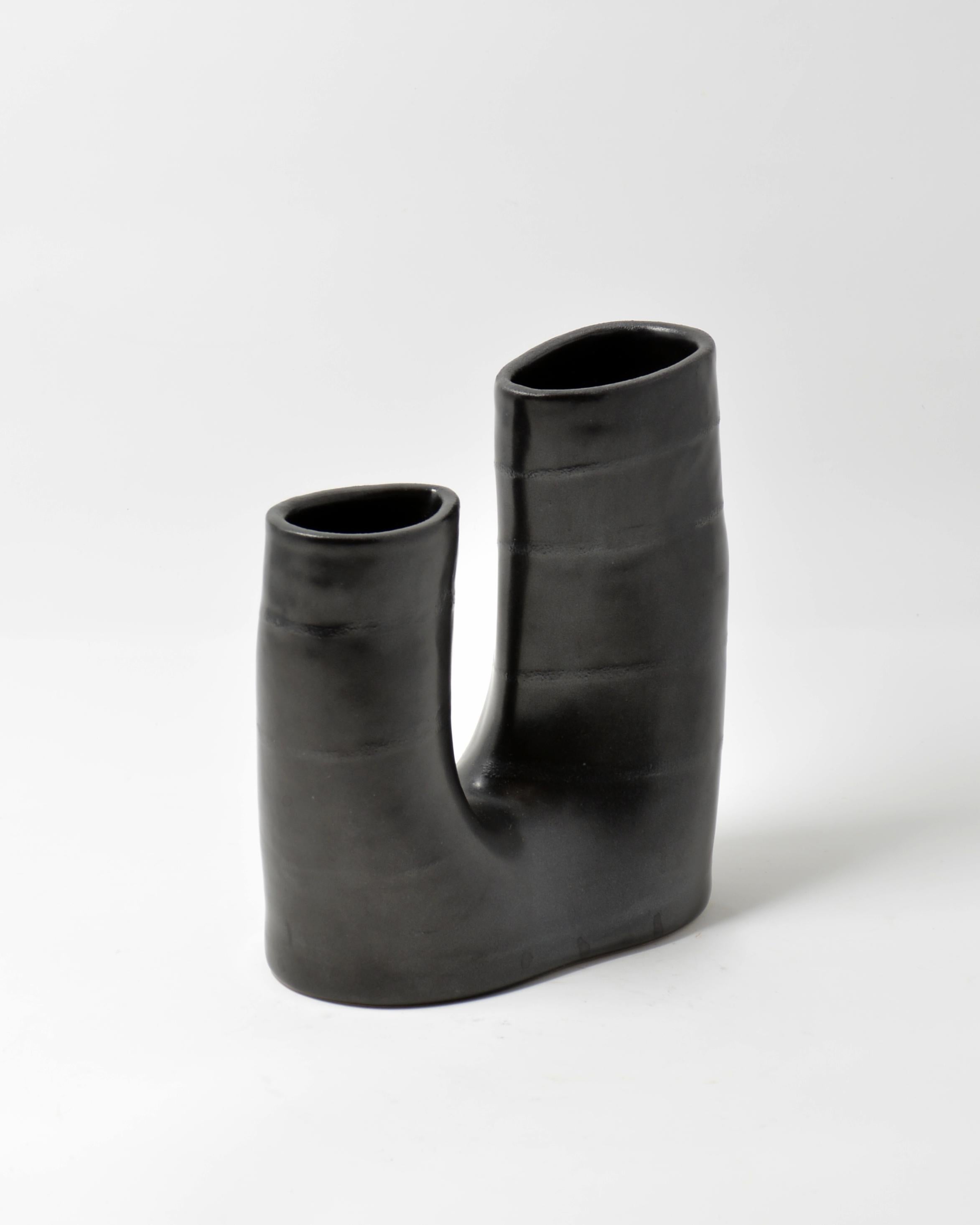 Black U Vase - Kleine schwarze Porzellan-Skulptur Gefäß – Sculpture von Mary Jaffe