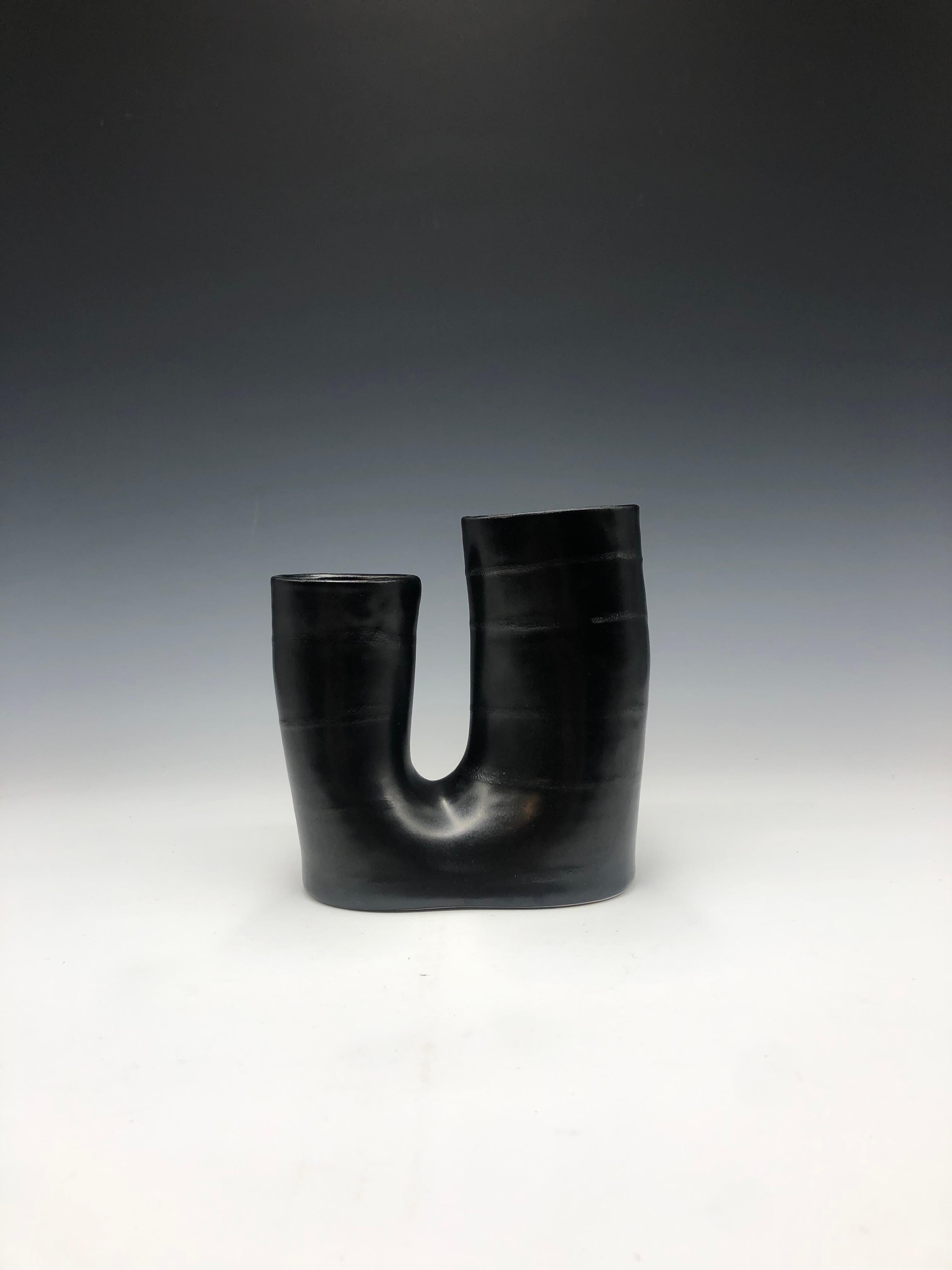 Black U Vase - Kleine schwarze Porzellan-Skulptur Gefäß (Abstrakt), Sculpture, von Mary Jaffe