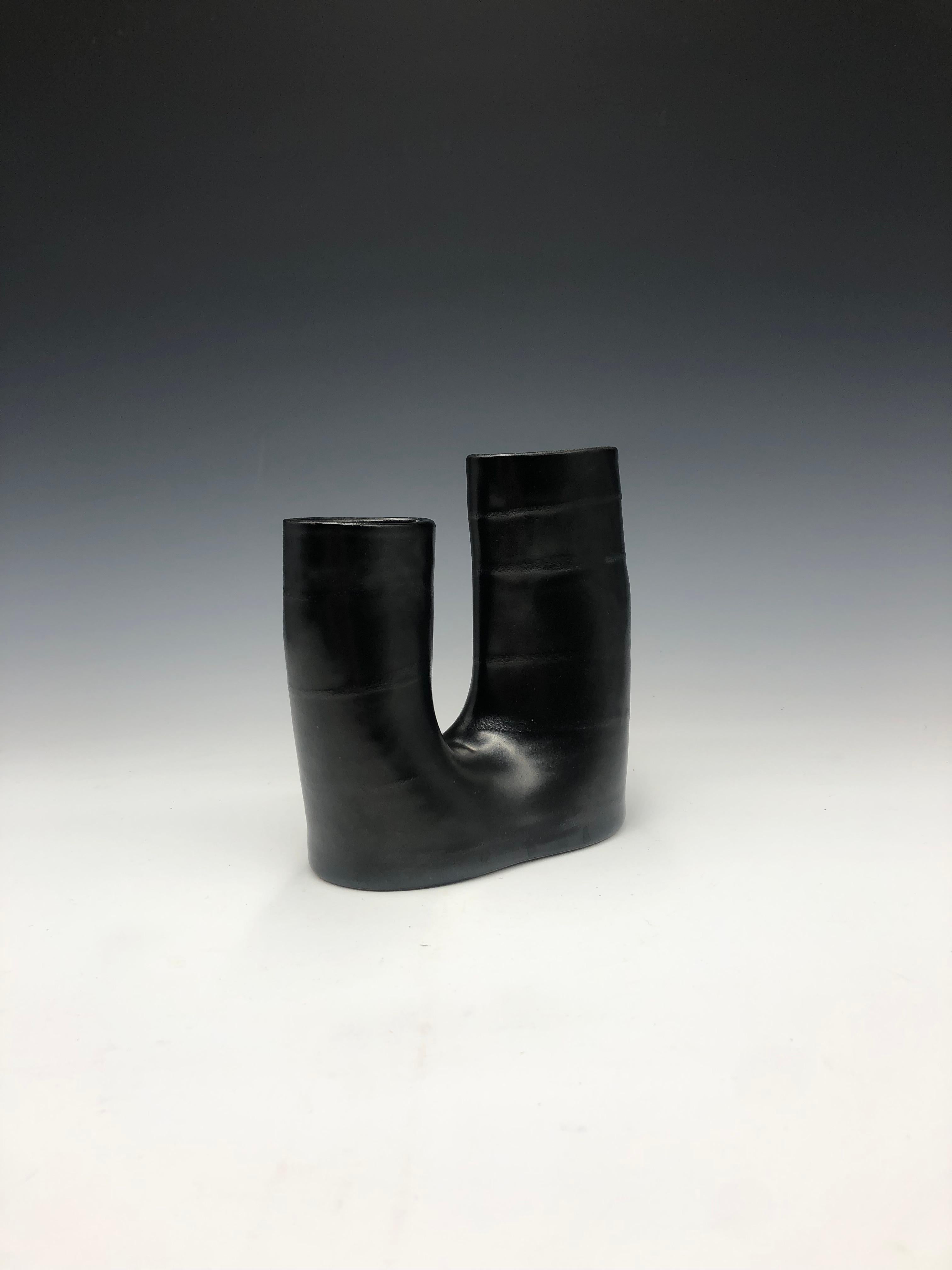 Black U Vase - Kleine schwarze Porzellan-Skulptur Gefäß (Schwarz), Still-Life Sculpture, von Mary Jaffe