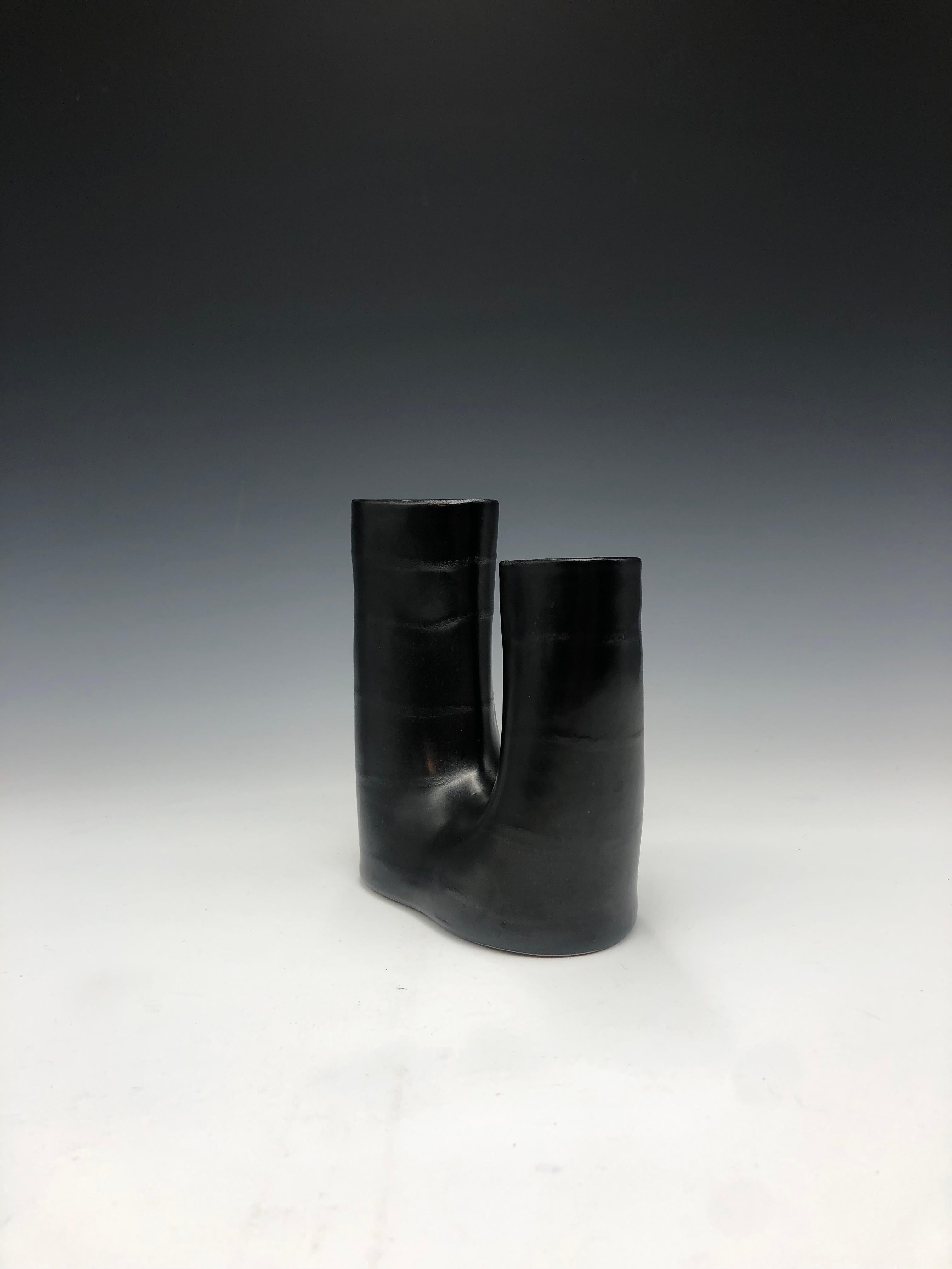 Kleine schwarze Vase aus U-Porzellan mit schwarzer, satinierter Glasur von Mary Jaffe.
Größe: 6 x 6 x 3 Zoll

Porzellan, Keramik, Keramikskulptur, funktionelle Skulptur, funktionelles Gefäß, Gefäß, Keramikgefäß, schwarze Skulptur, Geschirr,