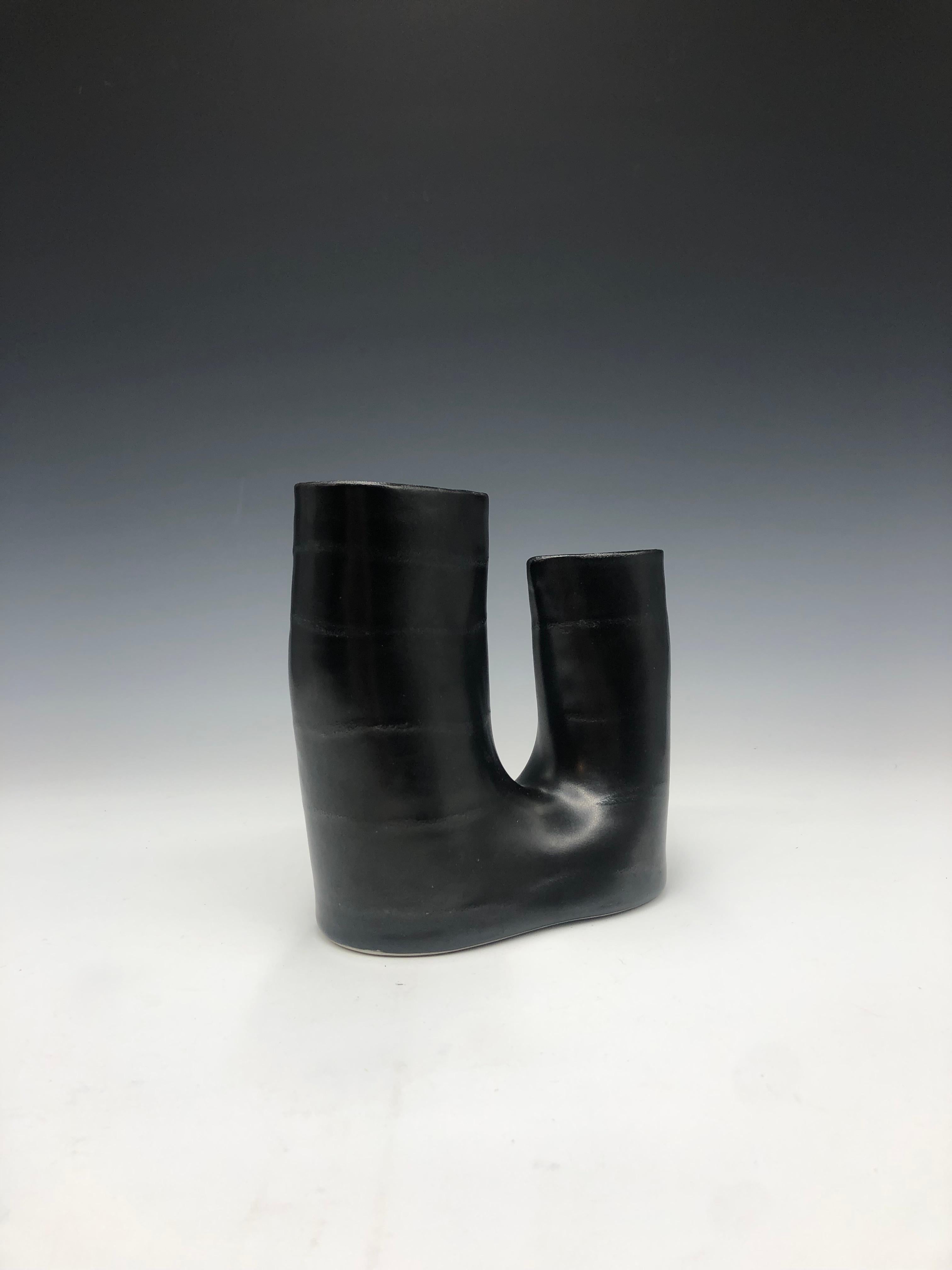 Black U Vase - Kleine schwarze Porzellan-Skulptur Gefäß im Angebot 1