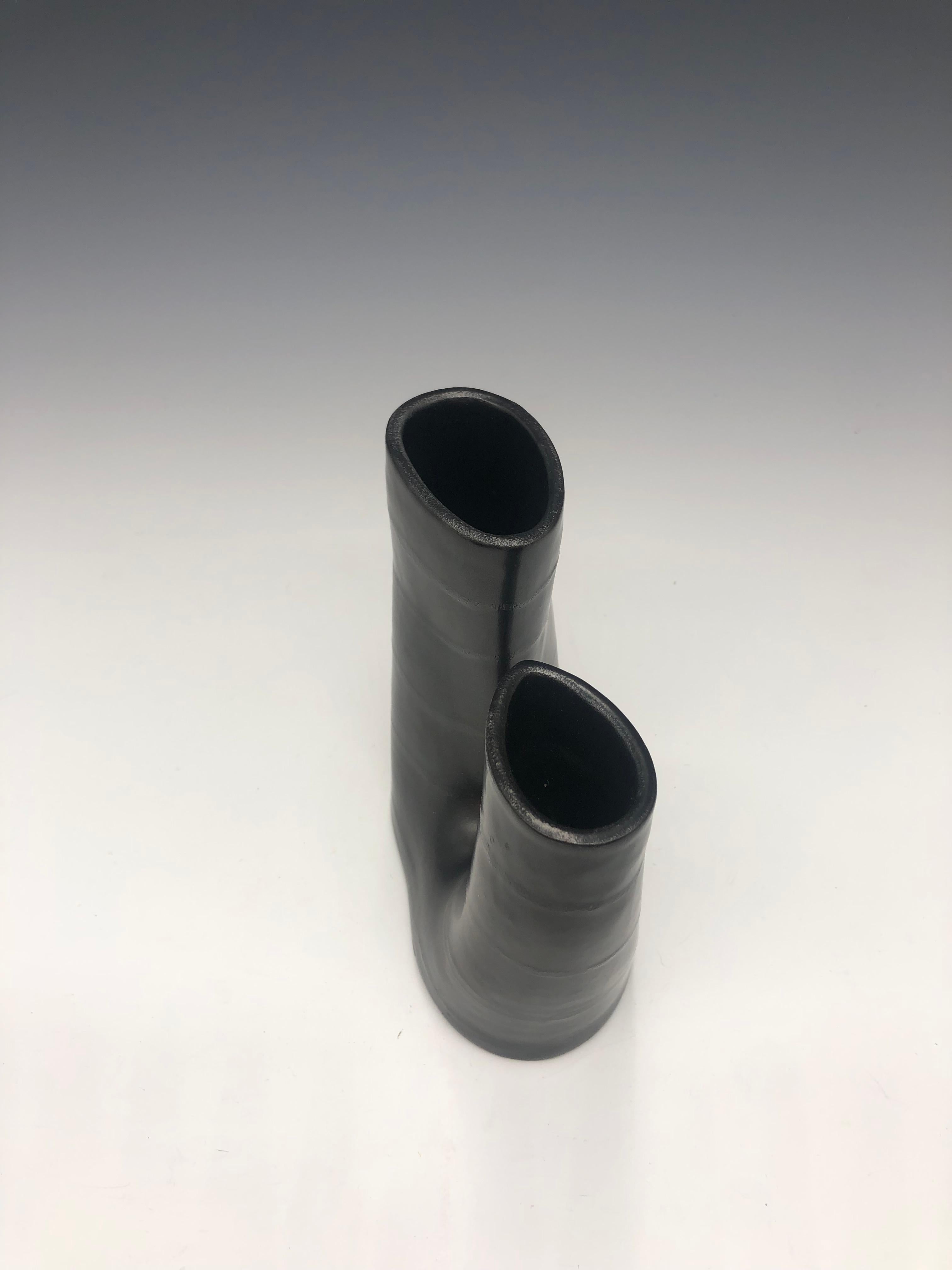 Black U Vase - Kleine schwarze Porzellan-Skulptur Gefäß im Angebot 2