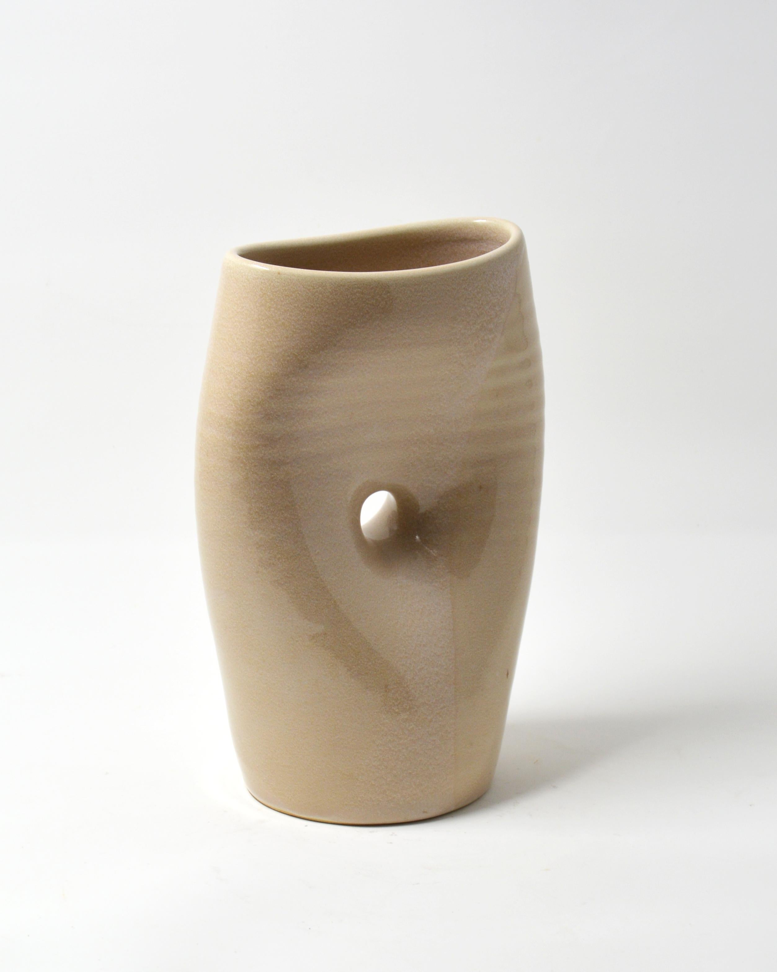 Cream Oval Pinch - Vaso scultoreo ovale in porcellana color crema con pinzatura - Sculpture di Mary Jaffe