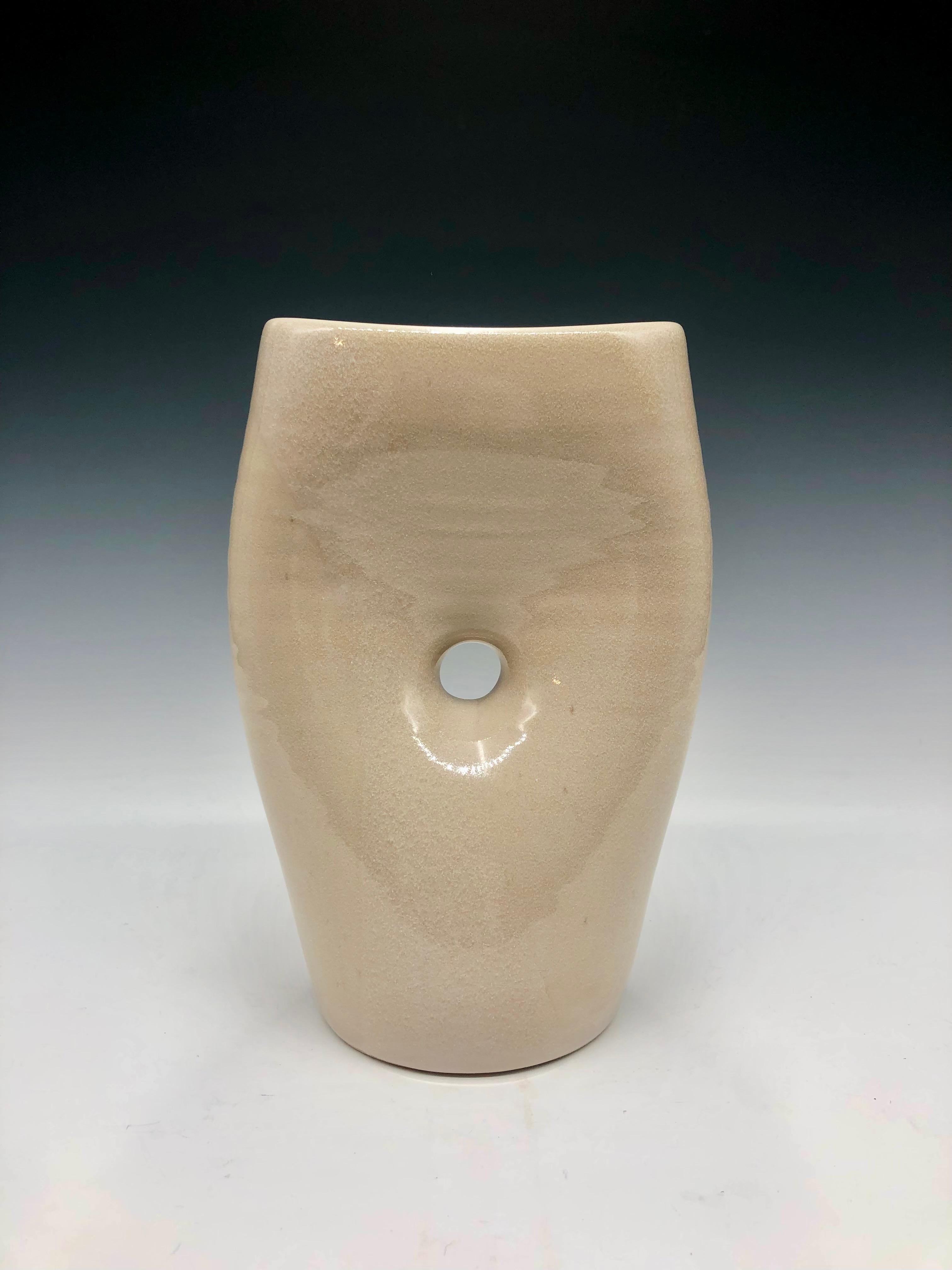 Cream Oval Pinch - Vaso scultoreo ovale in porcellana color crema con pinzatura - Sculpture Astratto di Mary Jaffe