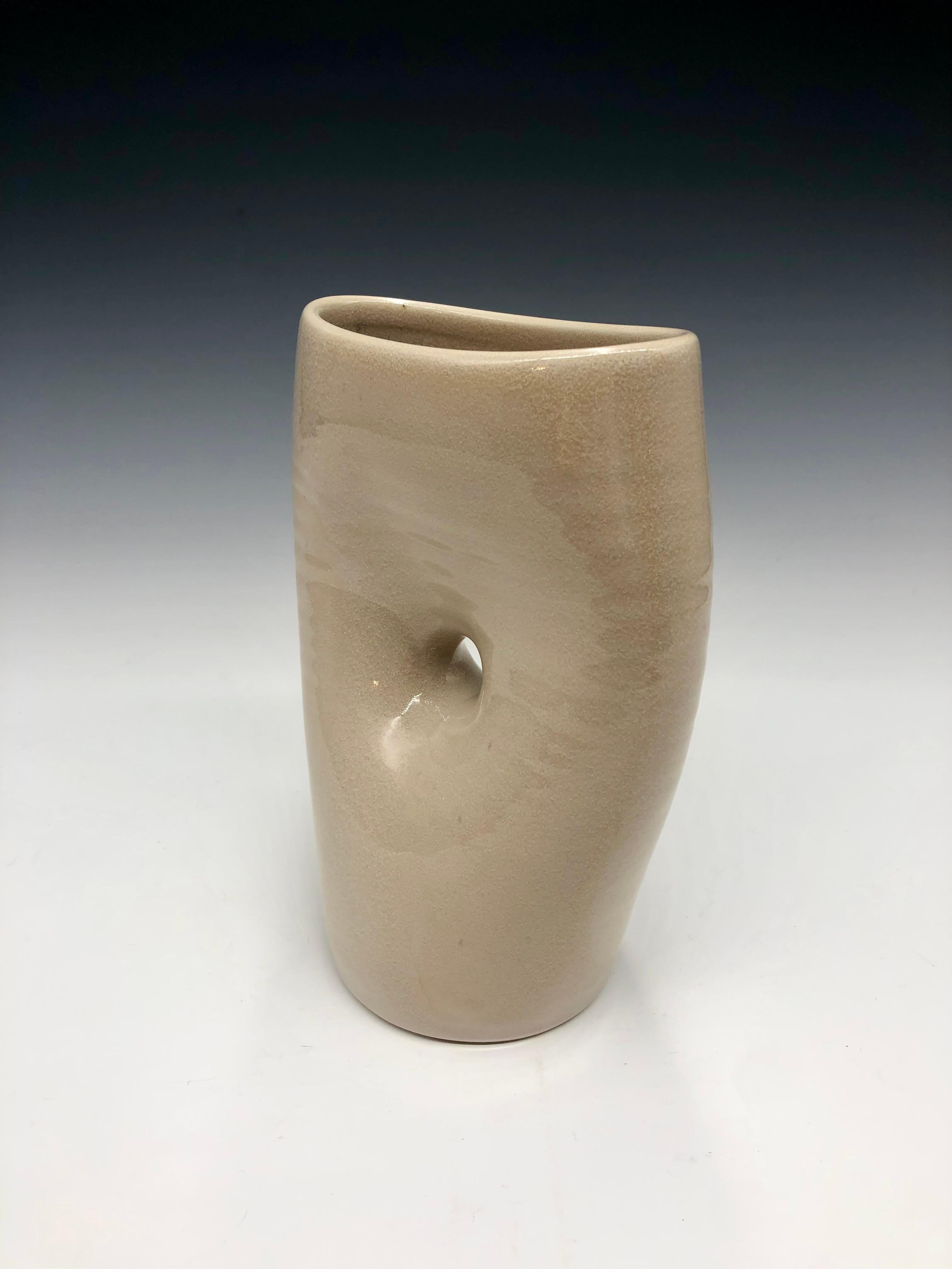 Cream Oval Pinch - Vaso scultoreo ovale in porcellana color crema con pinzatura - Abstract Sculpture Grigio di Mary Jaffe