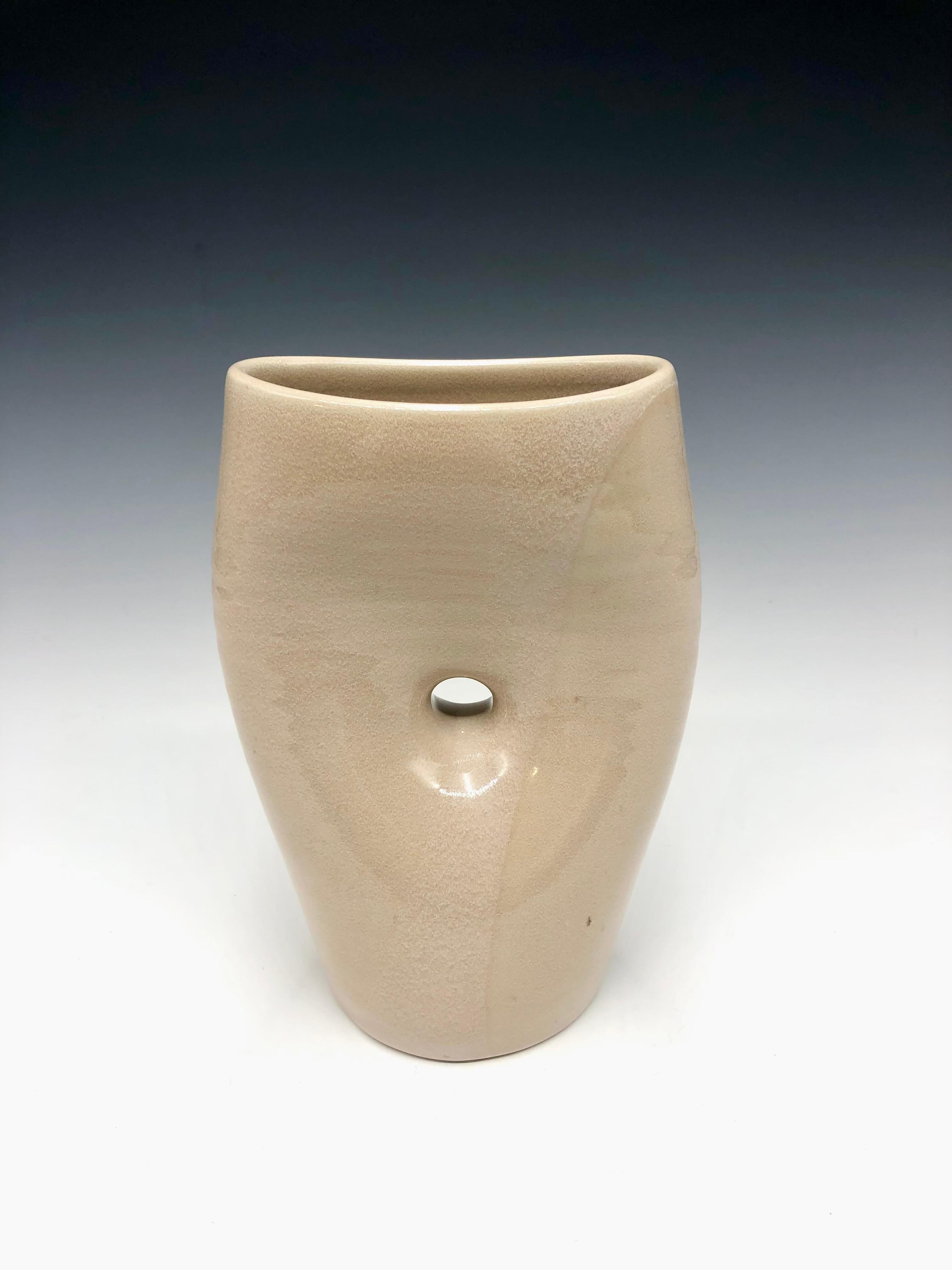 Cream Oval Pinch - Vaso scultoreo ovale in porcellana color crema con pinzatura in vendita 1