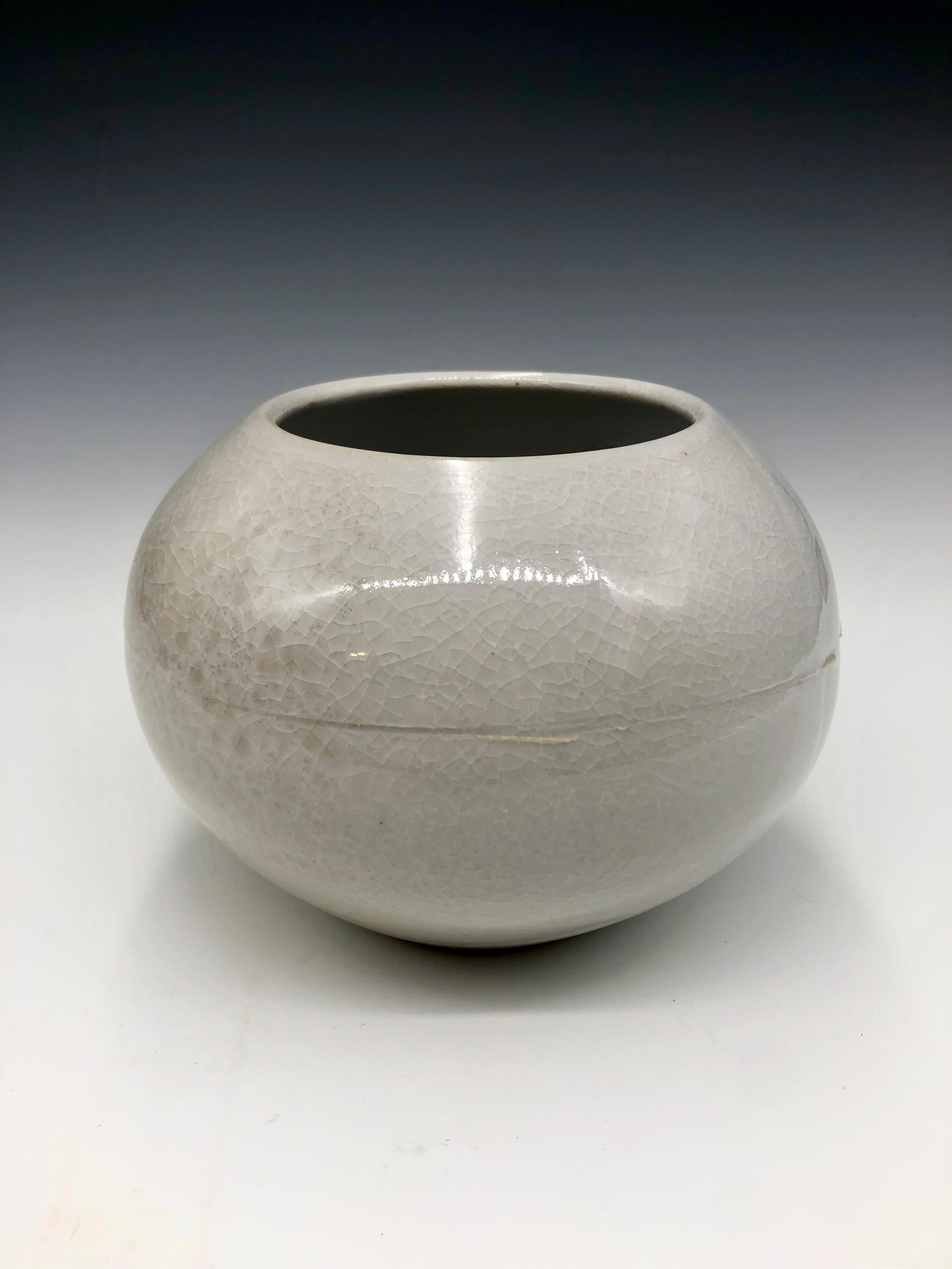 Grey String - Porcelain Vase Sculpture For Sale 4