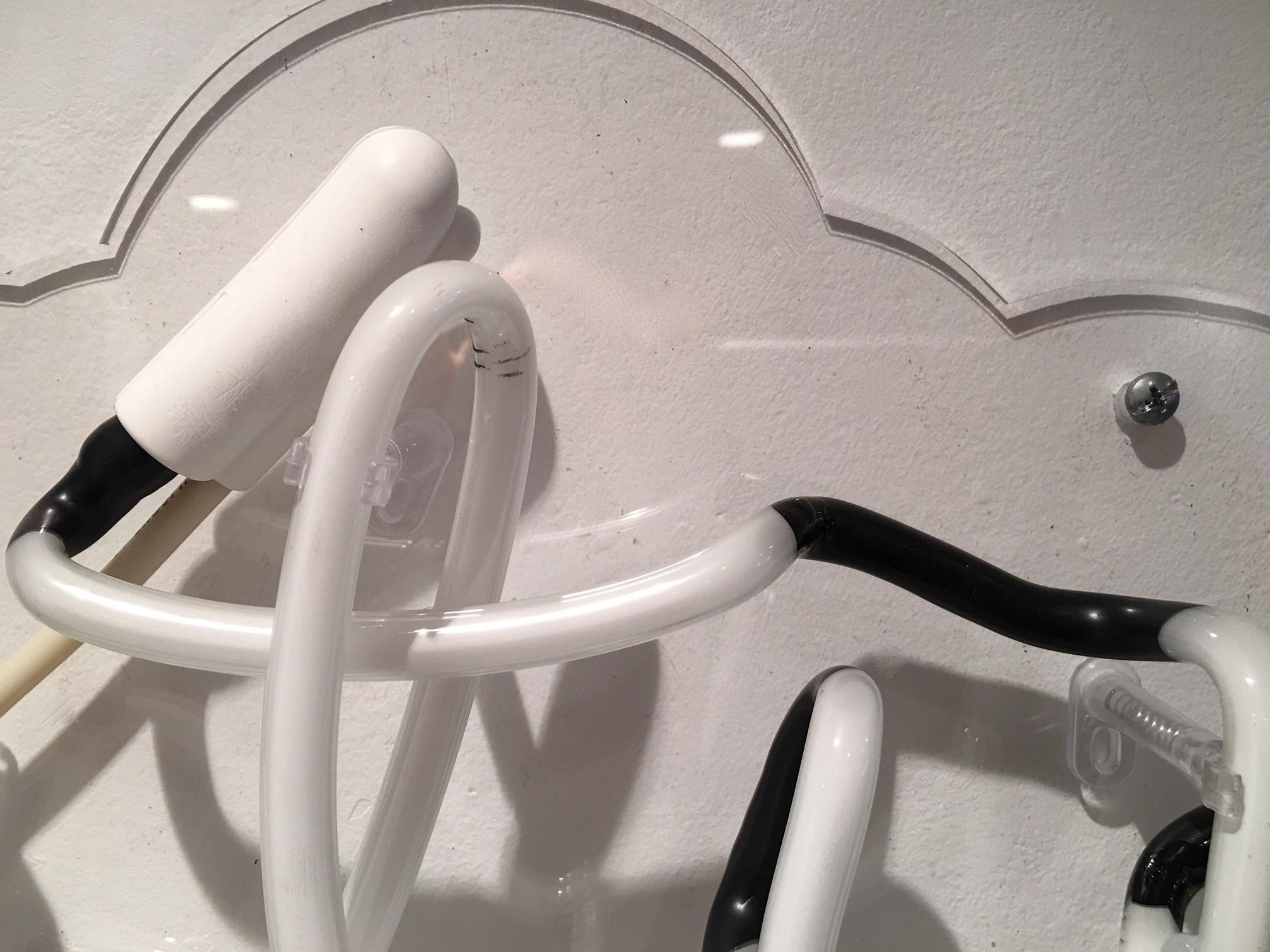 Esta pieza de neón es de vidrio soplado a mano. Está montada sobre plexiglás transparente contorneado con orificios pretaladrados para colgarla, y viene lista para colgar. Esta pieza se ofrece en los siguientes colores Blanco, rojo rubí, rosa coral,