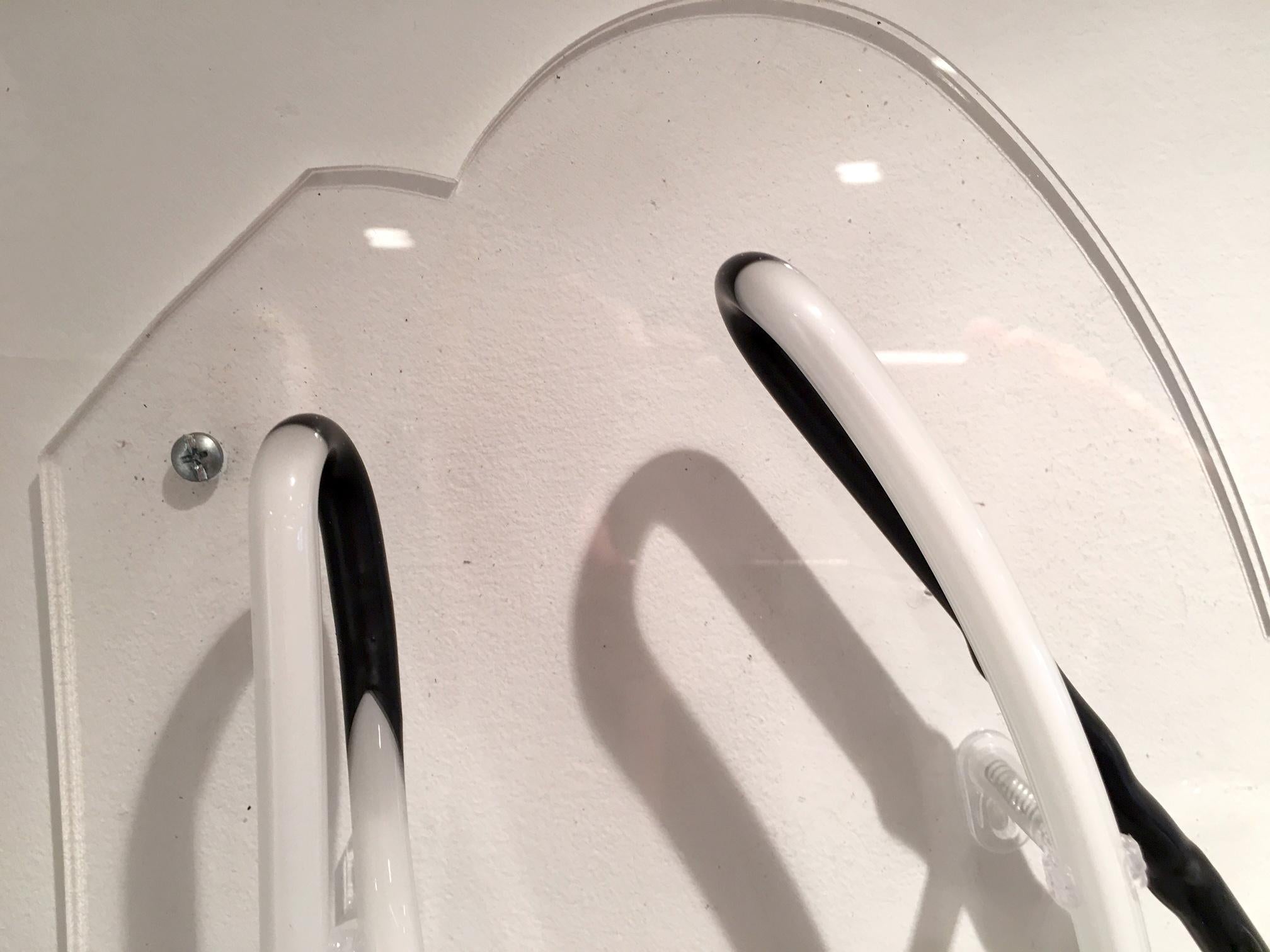 Esta pieza de neón es de vidrio soplado a mano. Está montada sobre plexiglás transparente contorneado con orificios pretaladrados para colgarla, y viene lista para colgar.
Esta pieza se ofrece en los siguientes colores:
Blanco, rojo rubí, rosa