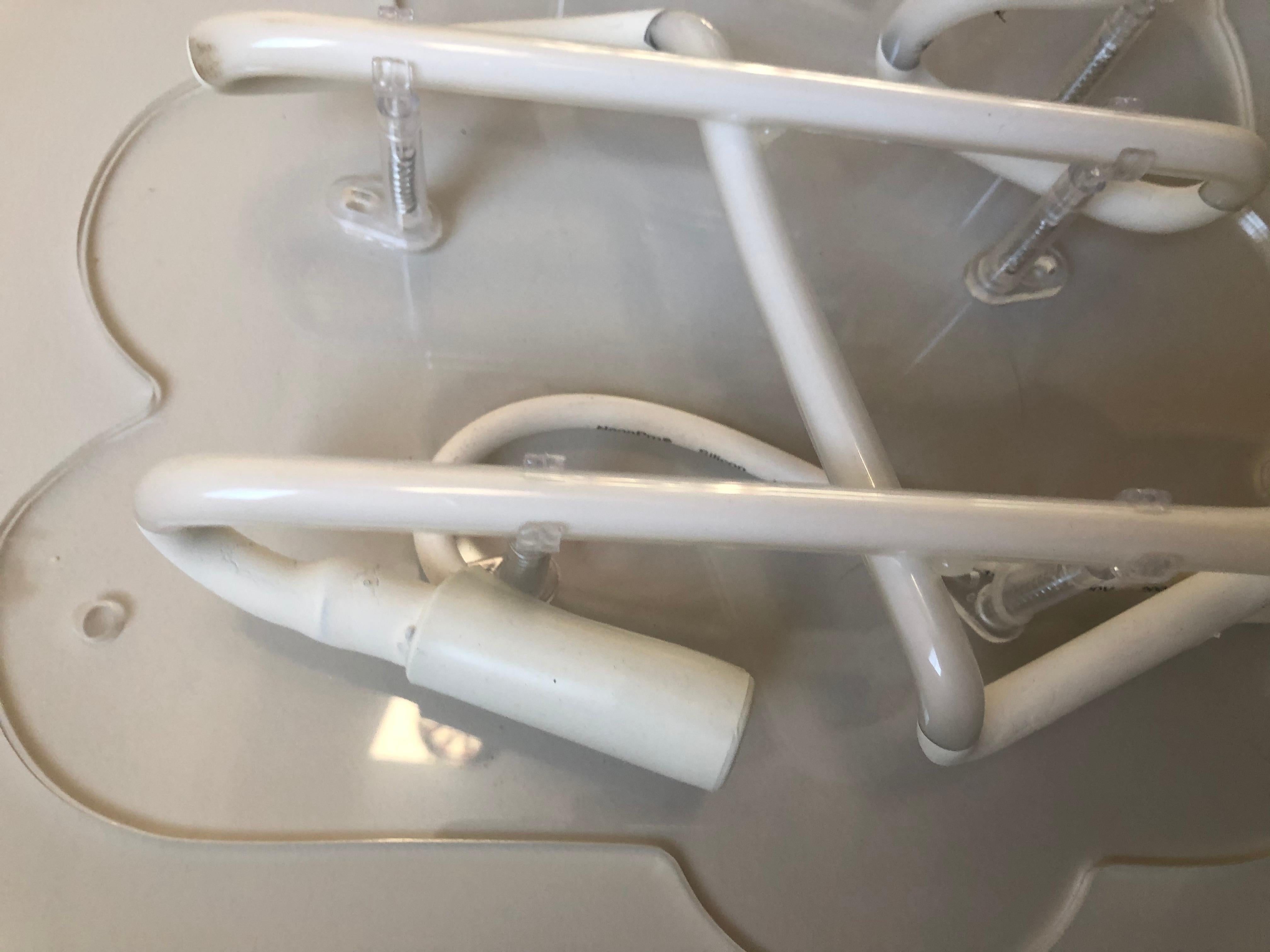 Mary Jo diseña todo el neón como una obra de arte única. Cada pieza es de cristal soplado a mano y ensamblado para crear una pieza única, que viene completamente lista para instalar. Los elementos eléctricos blancos proporcionan un aspecto limpio