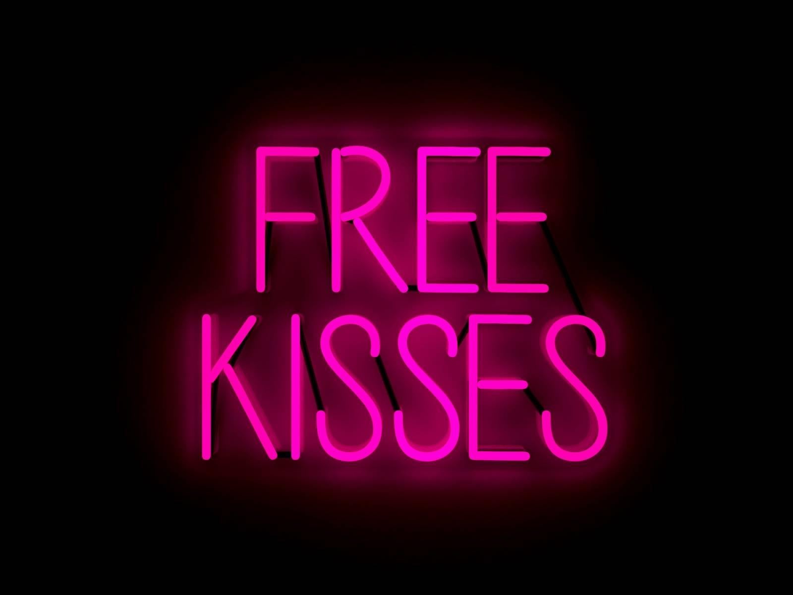 Mary Jo McGonagle Figurative Sculpture - Free kisses - neon art work