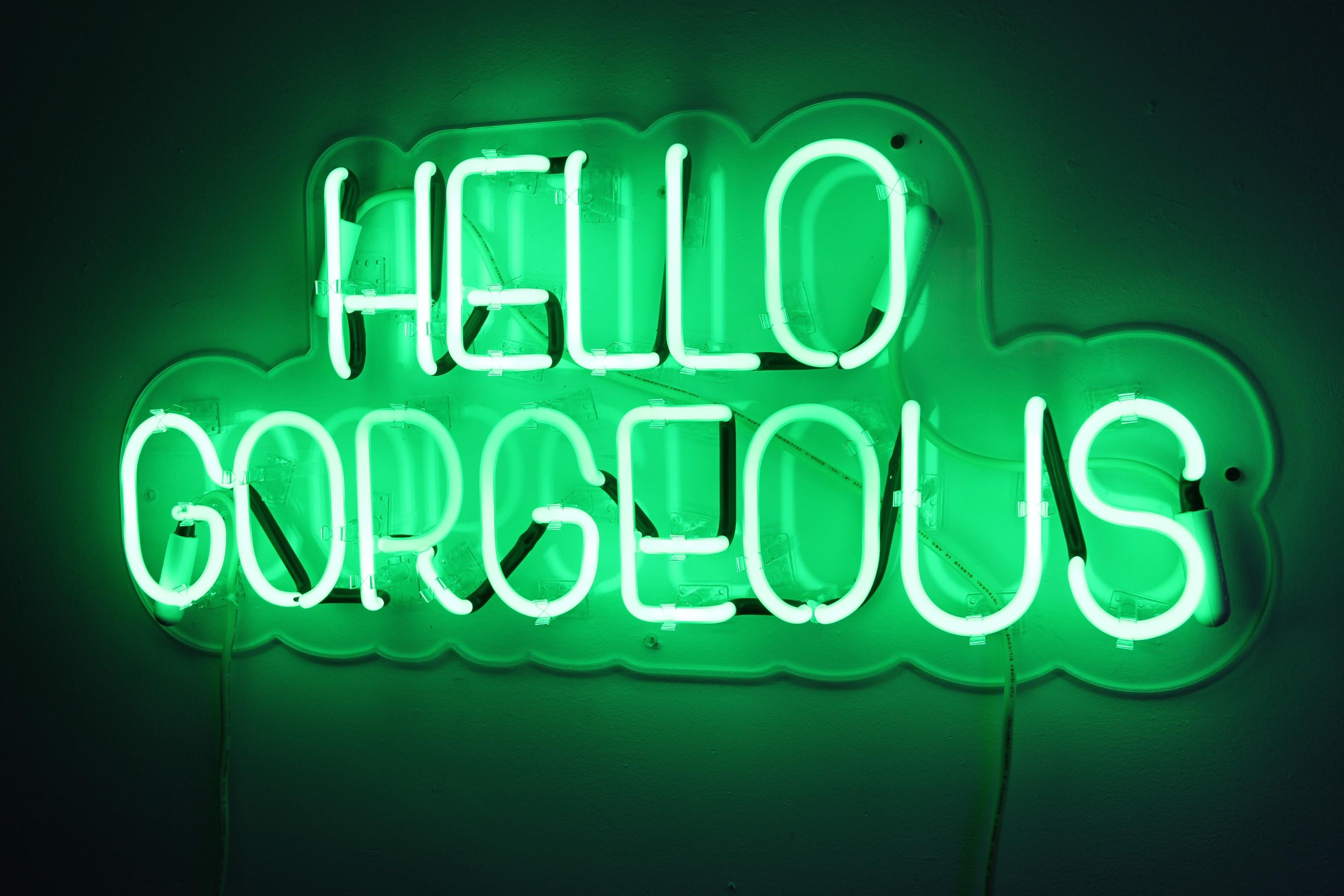 Hello gorgeous – neonfarbene Kunstwerke im Angebot 9